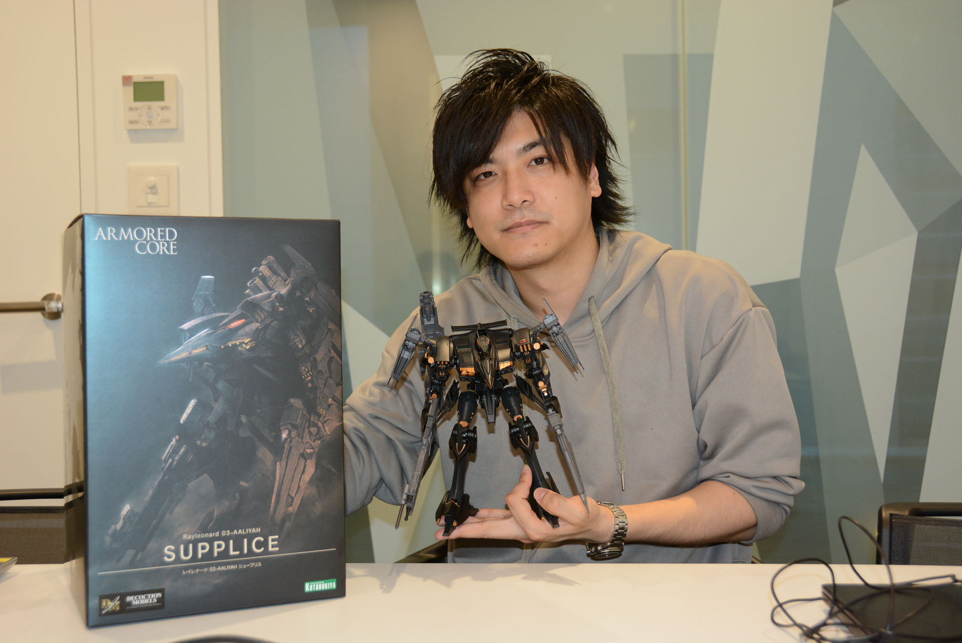 「DECOCTION MODELS シュープリス」の企画を担当した千葉氏。壽屋オリジナルプラモデルシリーズである「アルカナディア」や「勇者」シリーズ、「ロックマン」シリーズ、「遊☆戯☆王」シリーズなどコトブキヤの様々なプラモデルを手がけている。