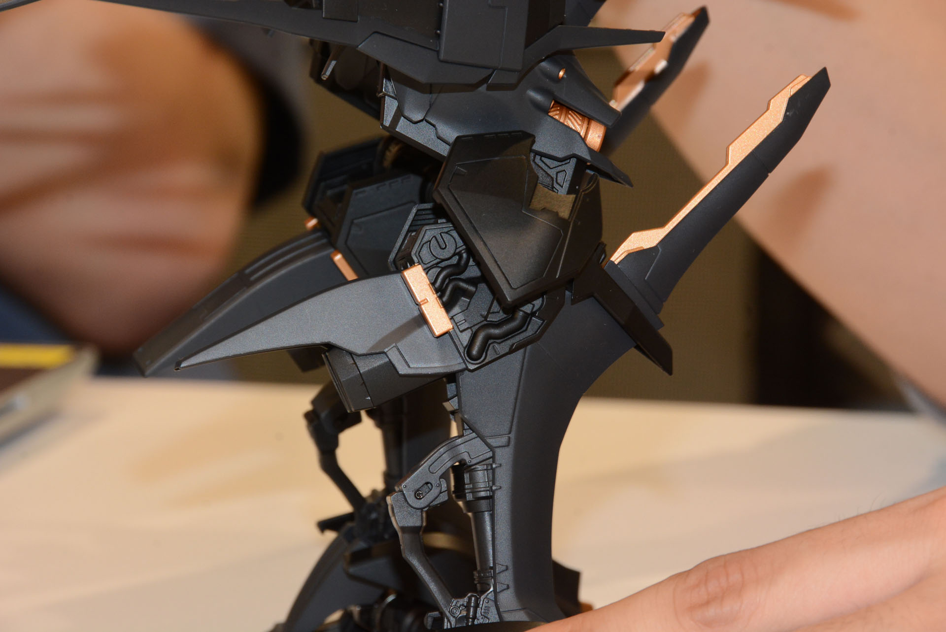 ふくらはぎの装甲が開く。放熱も考えたギミック