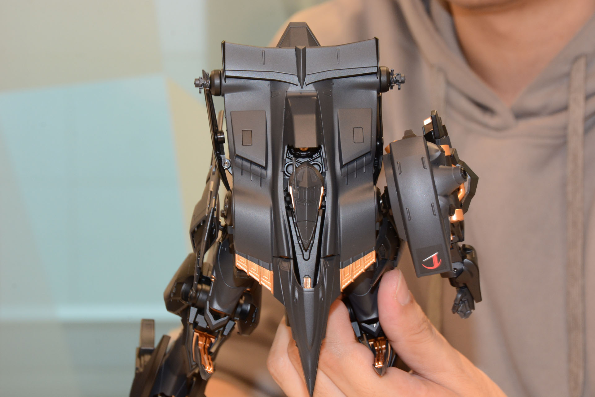 上から見たシュープリスは後部にウイング、先がとがっており、F1カーのような意匠が見て取れる