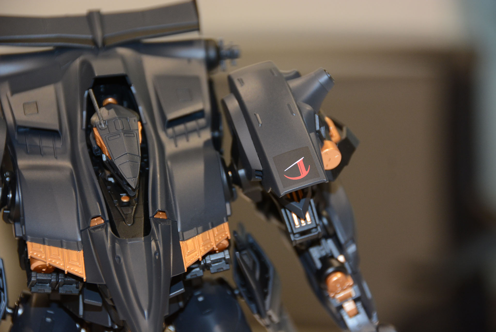 しっかり面で表現された肩装甲。「ベルリオーズ」のエンブレムも印刷済み