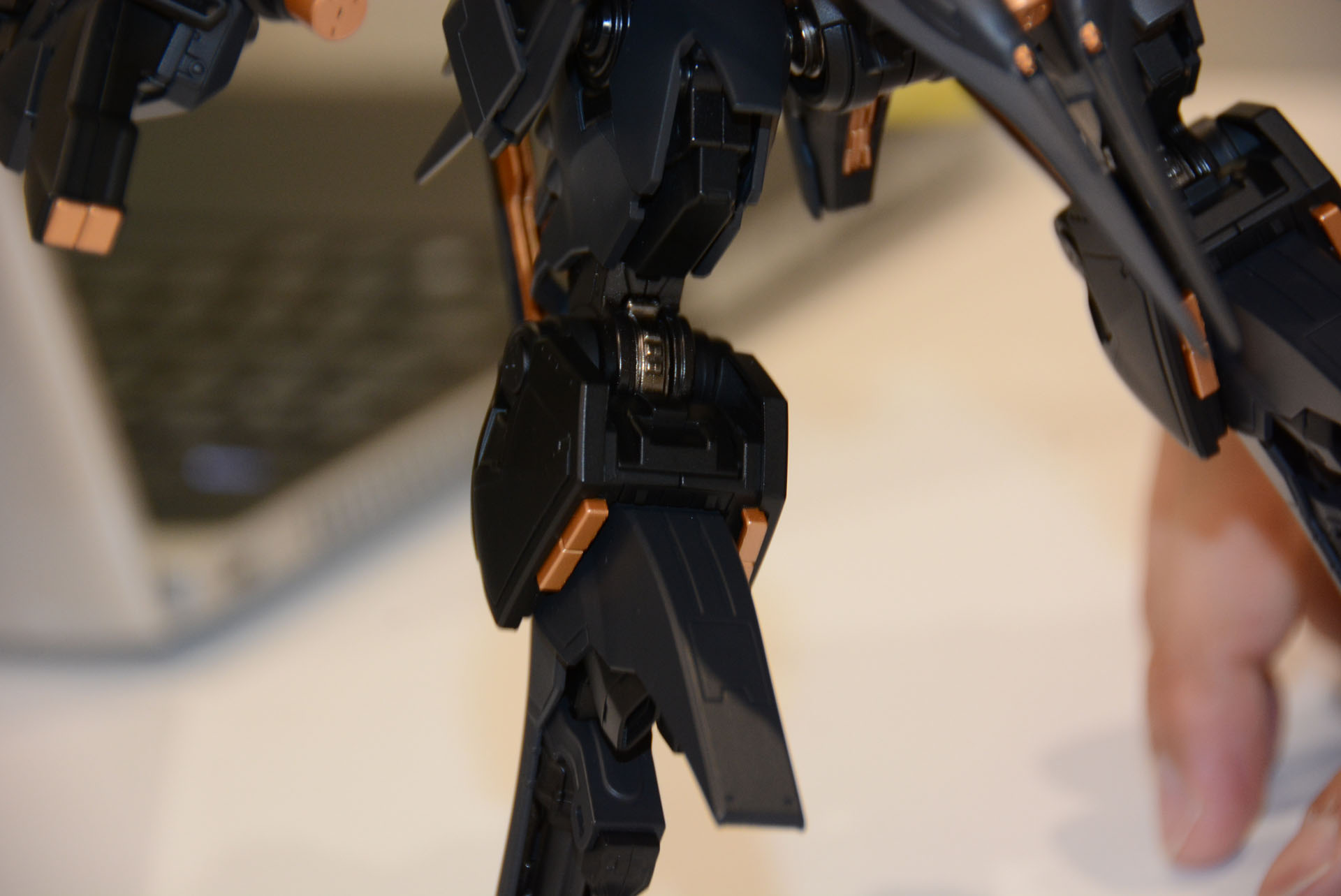 膝や足の付け根に金属パーツを使用。関節の保持や、重量感、質感自体も増している