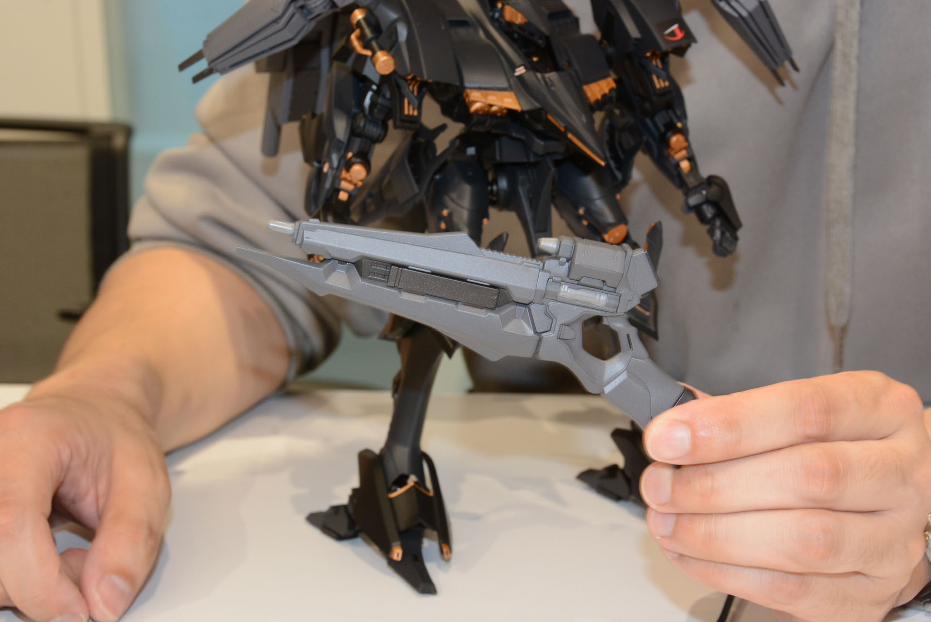 アサルトライフル下部がスライド、先端を敵に突き刺しやすくなる