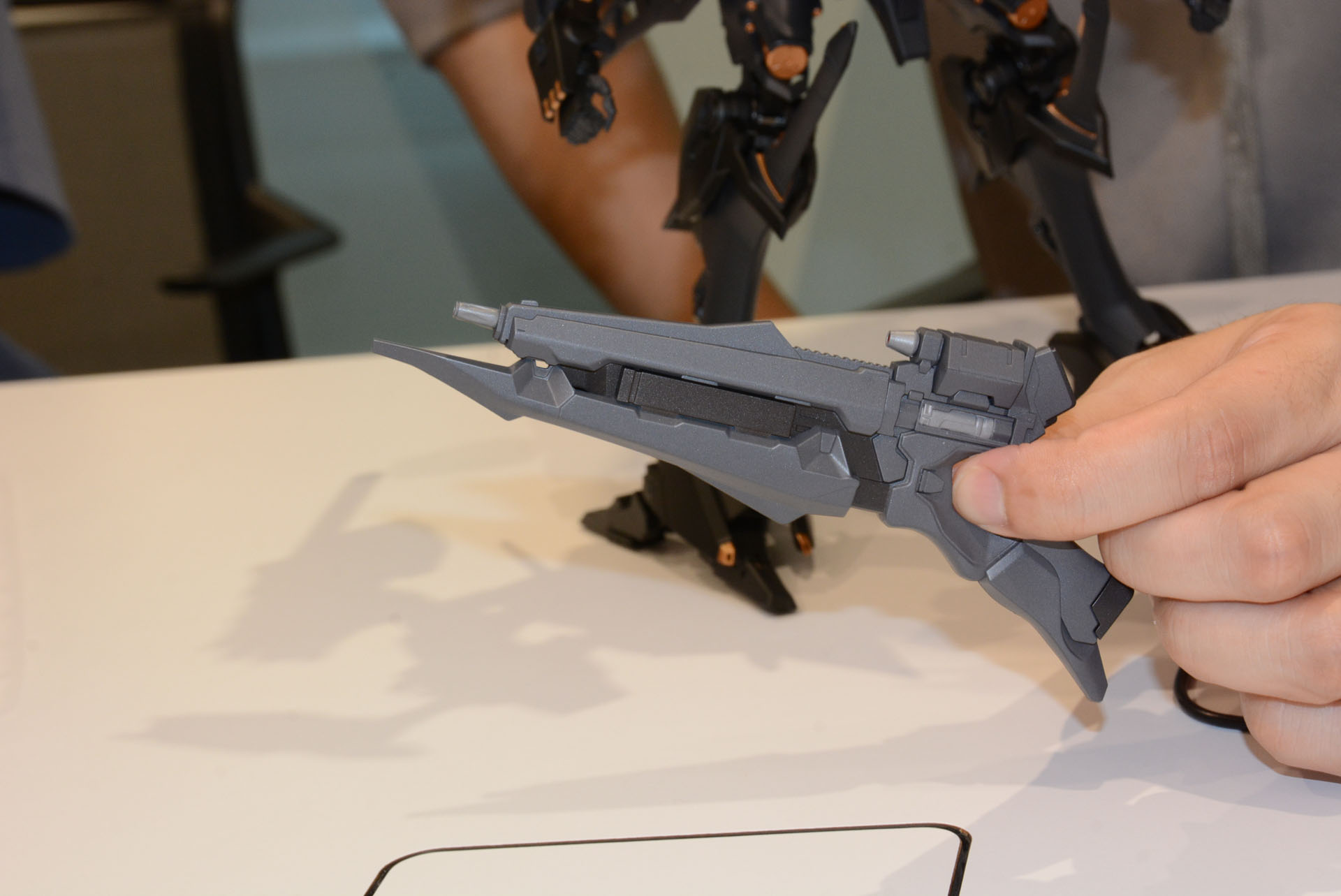 アサルトライフル下部がスライド、先端を敵に突き刺しやすくなる