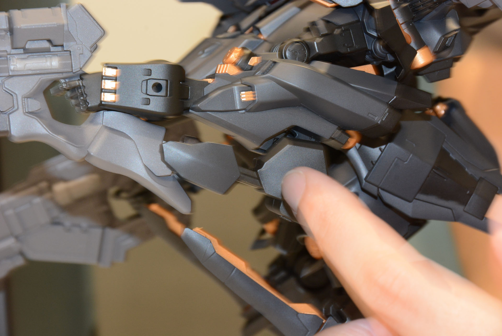 武器を両手に持って構える。肘がまっすぐになるのも、スプリングギミックでパーツの干渉を防いでいるからだ