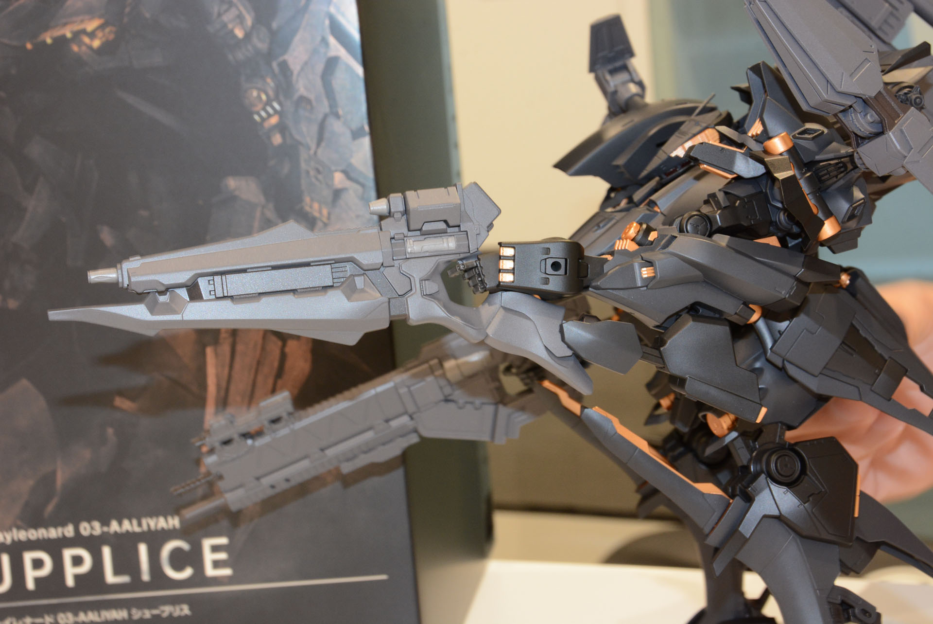 隠し腕ギミック。アサルトライフルの銃床に、前腕部分の隠し腕が接続され、射撃の安定度が増す