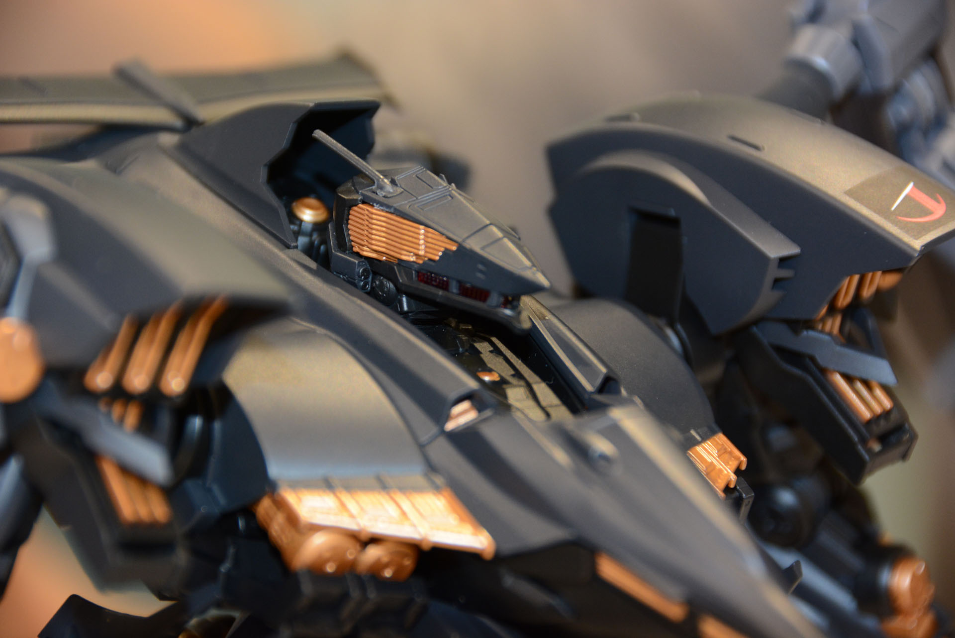 頭部には発光ギミックがあり、目が光る