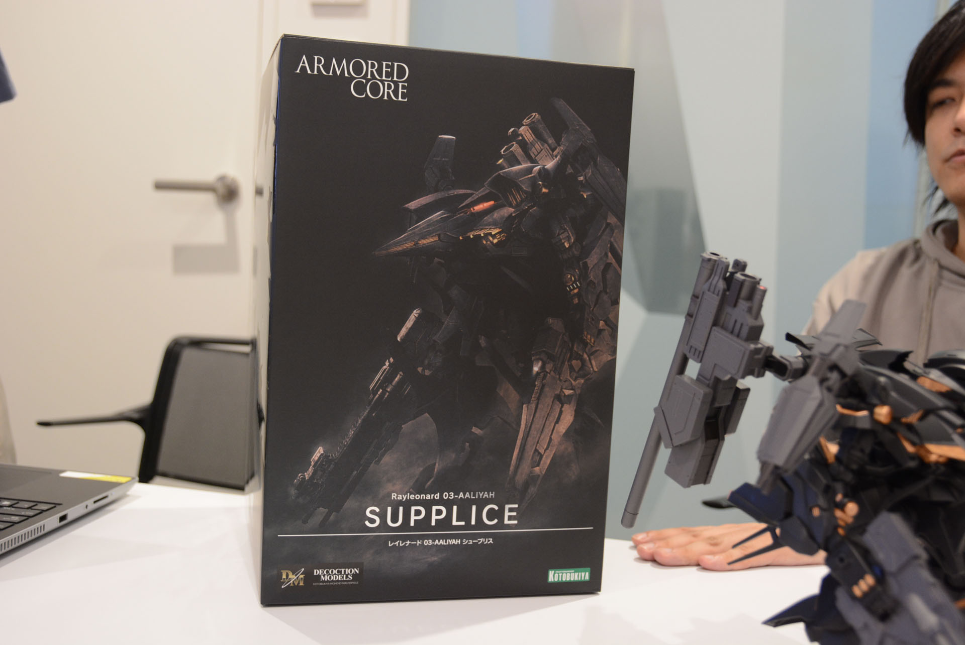 パッケージもこだわり。「アーマード・コア」元開発チームの可児裕行氏が手がけているとのこと