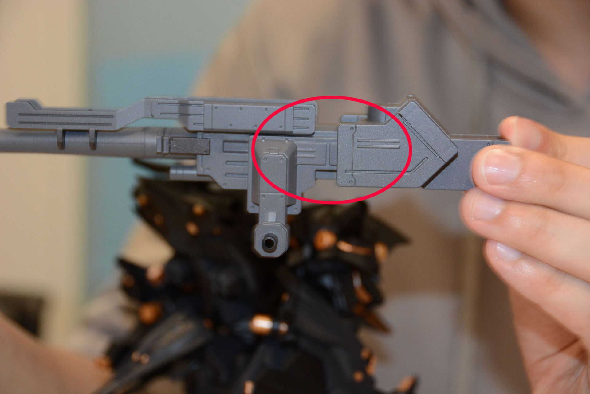グレネードランチャー後部はブローバックギミックを内蔵。赤丸部分が押し込まれてスライドしているのがわかる
