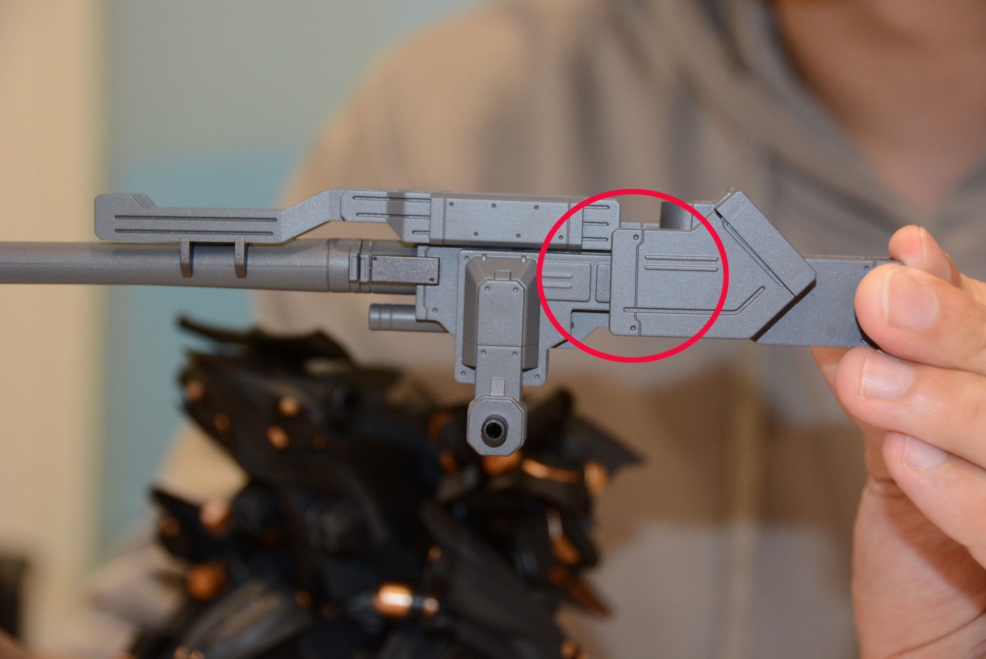 グレネードランチャー後部はブローバックギミックを内蔵。赤丸部分が押し込まれてスライドしているのがわかる