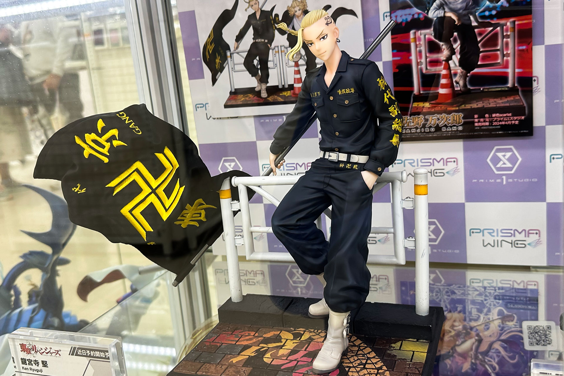 フィギュアのサイズは、高さ250mm×幅220mm×奥行き160mmだ