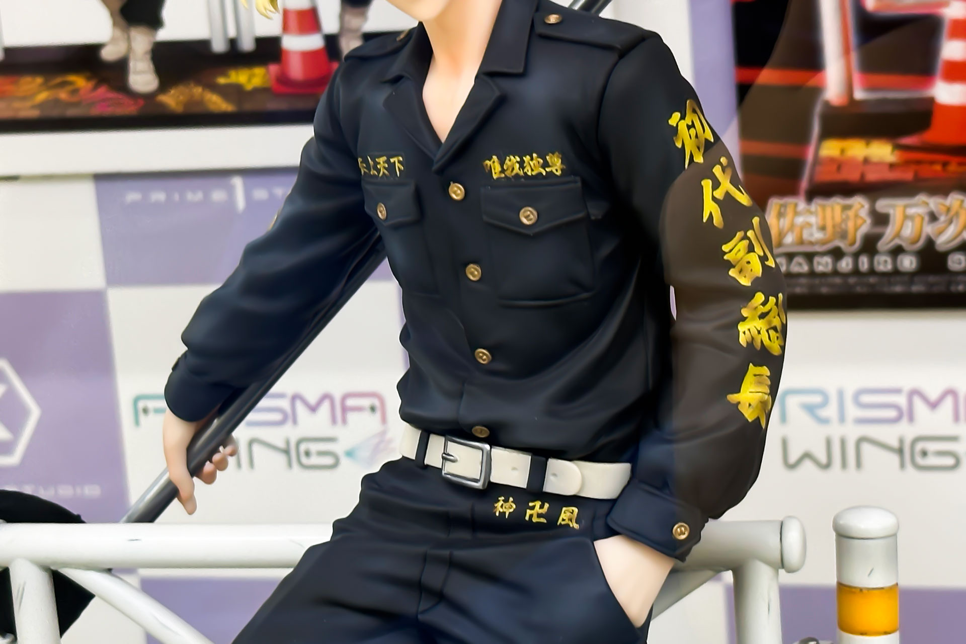 腕には「初代副総長」の文字が刺繍されている