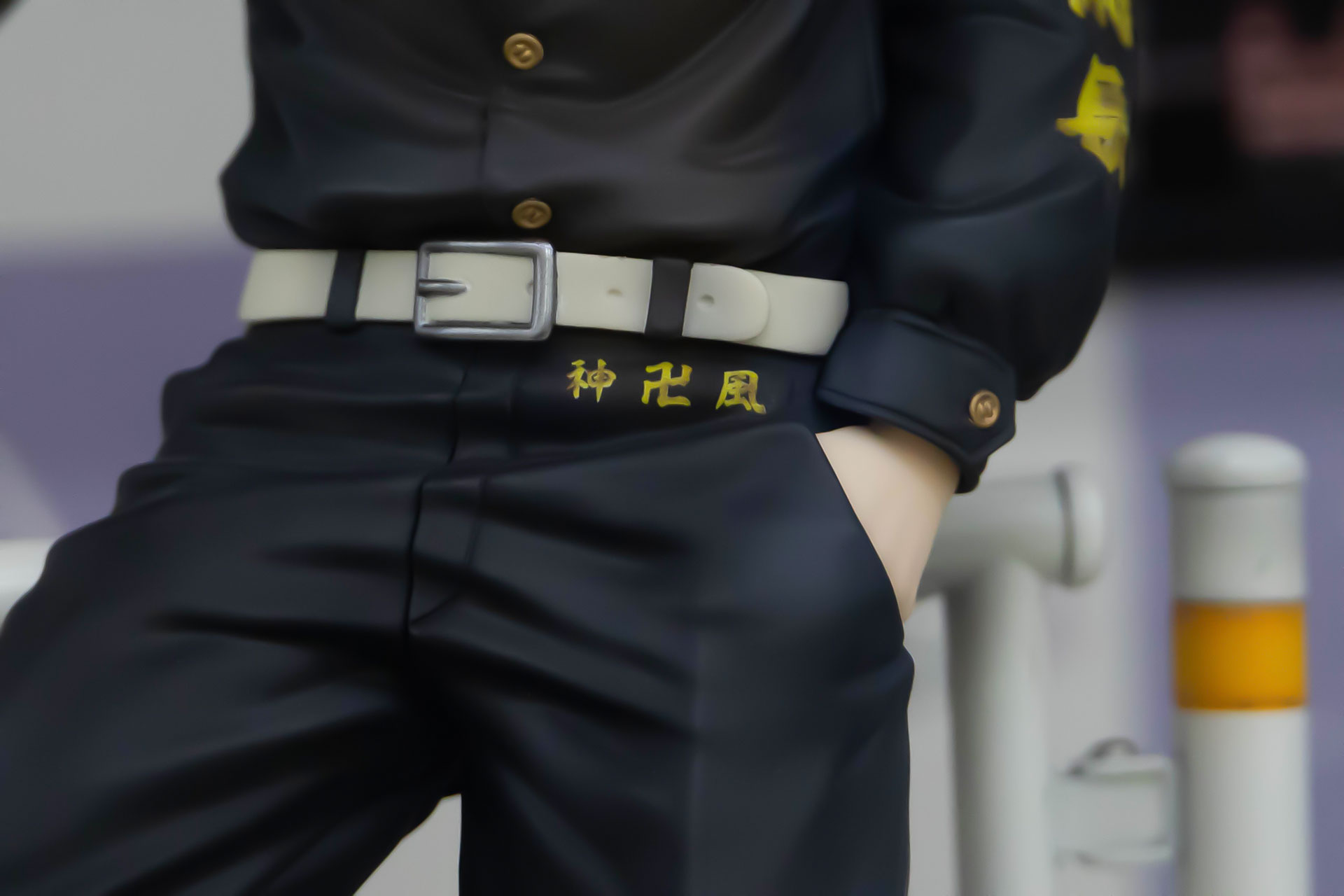 白いベルトに下にも刺繍で文字が書かれている