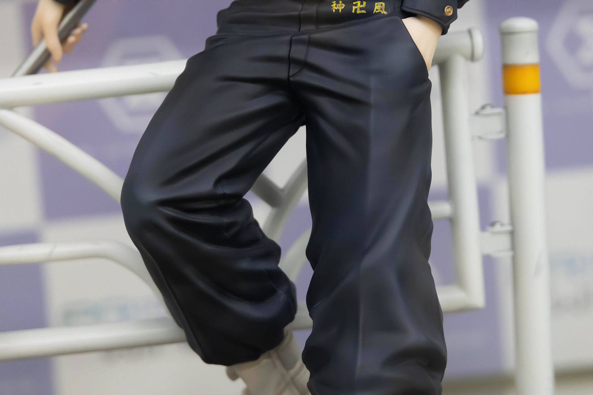 やや太めのズボンには、折り目としわが付けられている