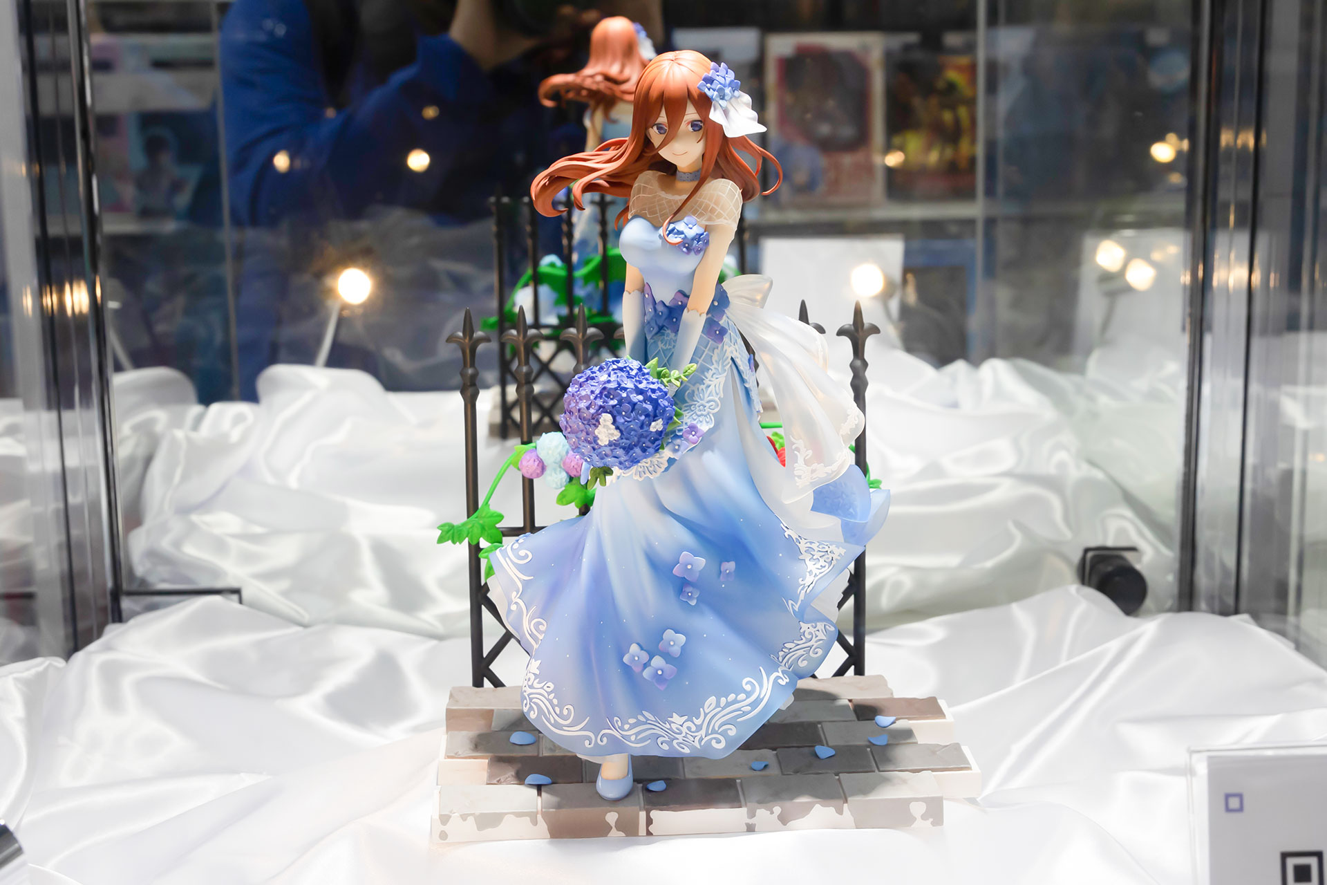 フィギュアのサイズは、高さ242mm×幅187mm×奥行133mmだ