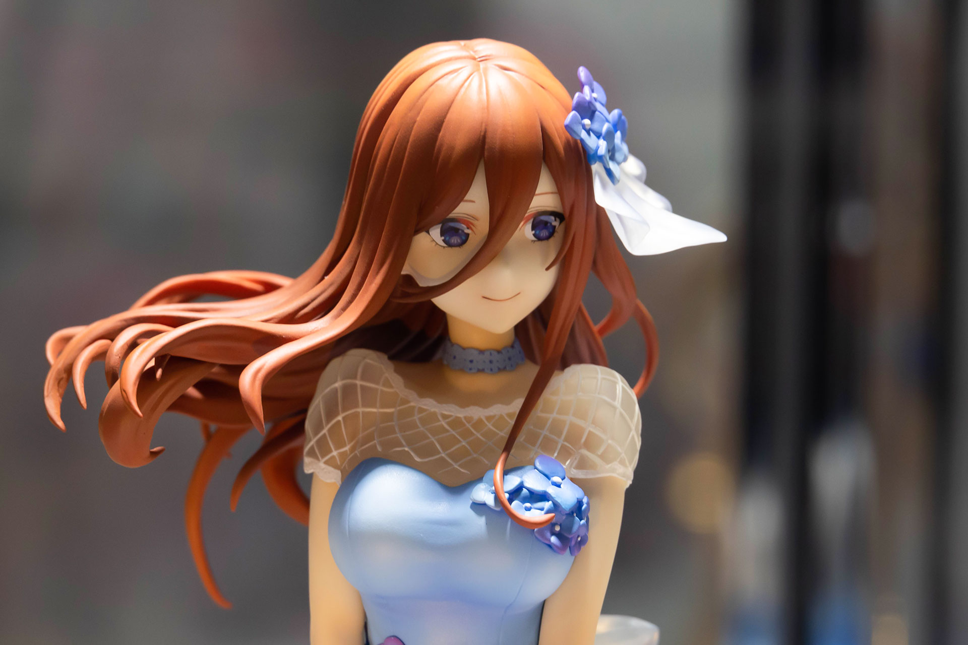 茶色の長い髪は、後ろからの風に煽られているようだ