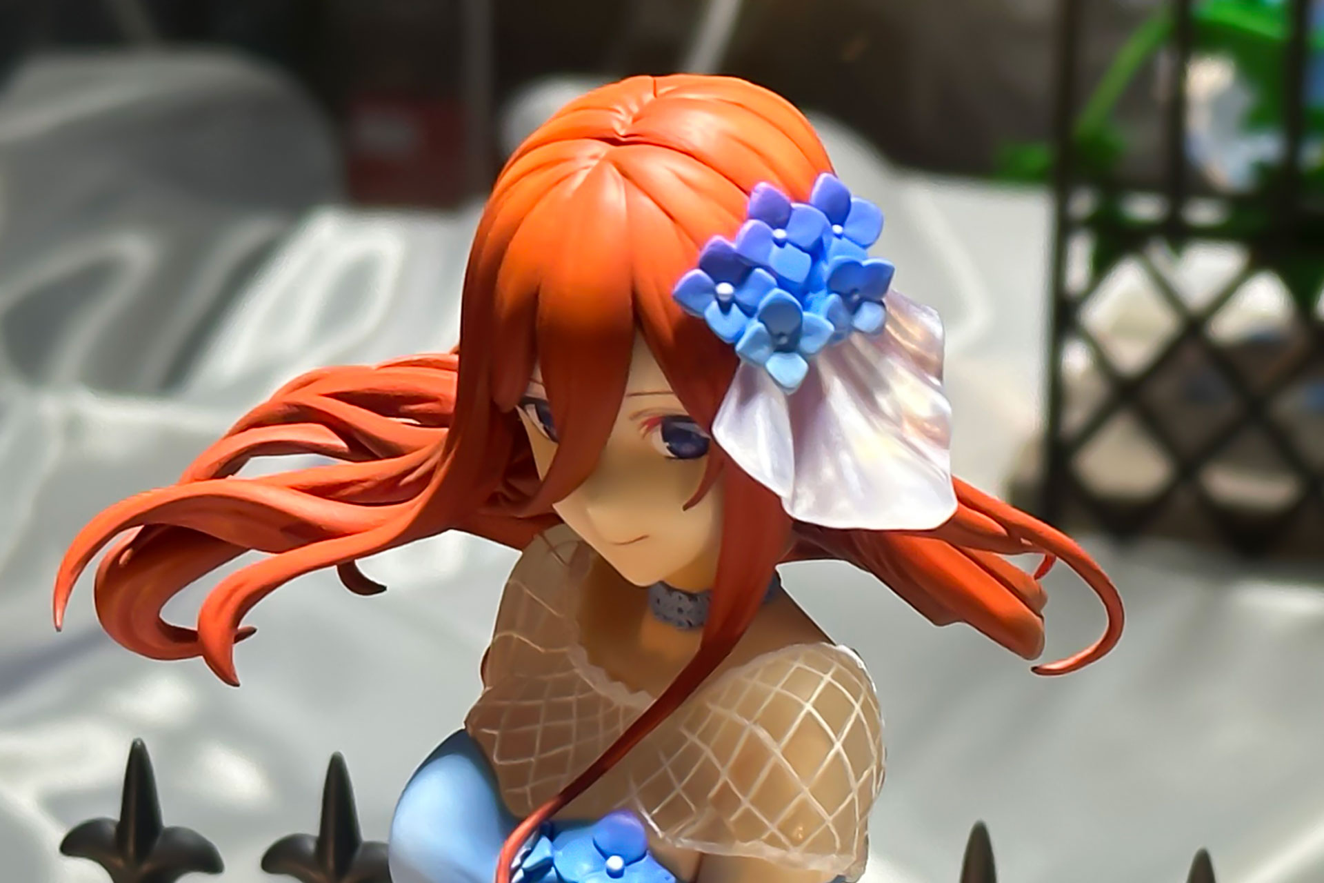 髪には、大きな花飾りが付けられている