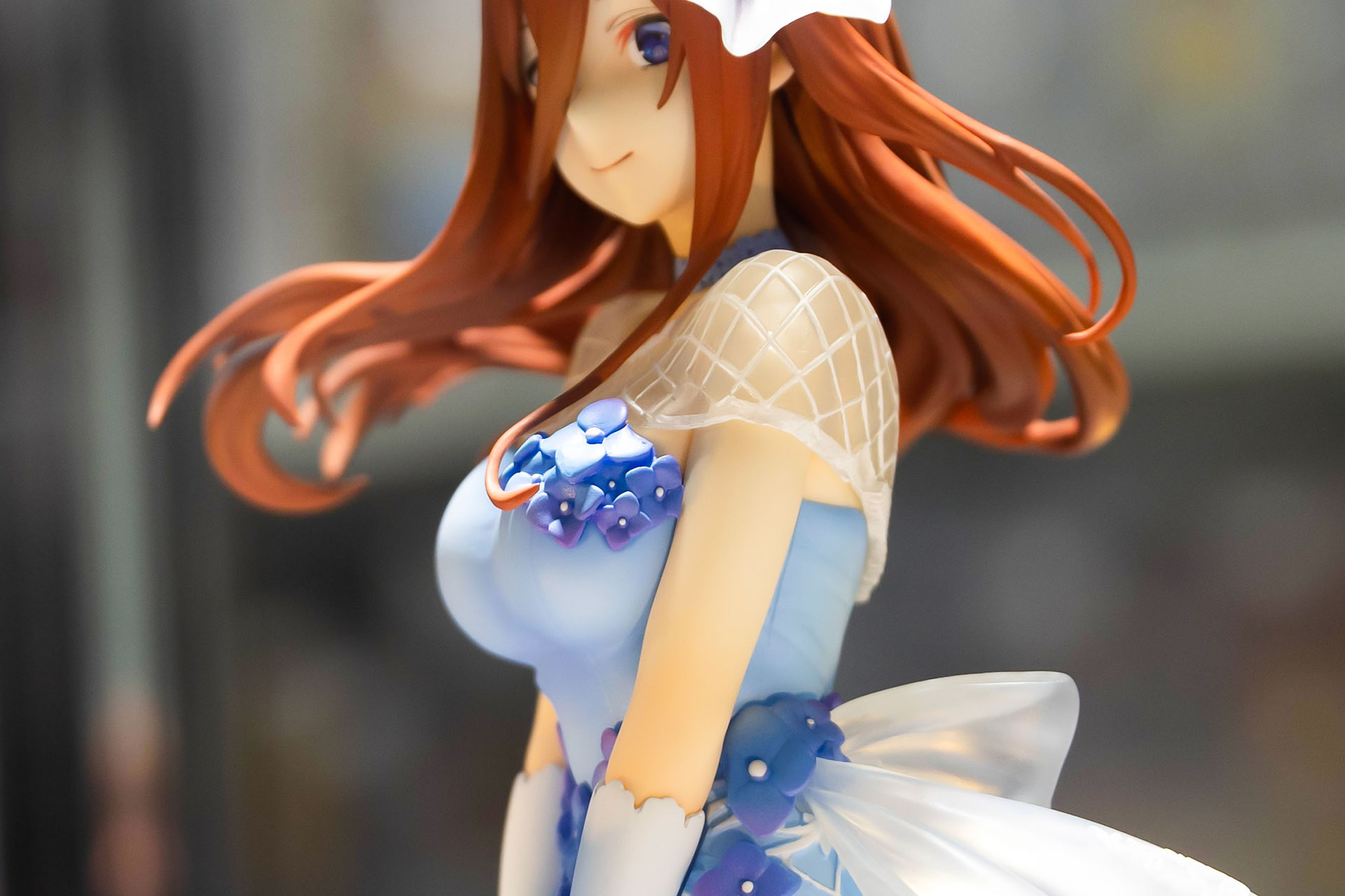 ドレスにはところどころクリアパーツが使われている