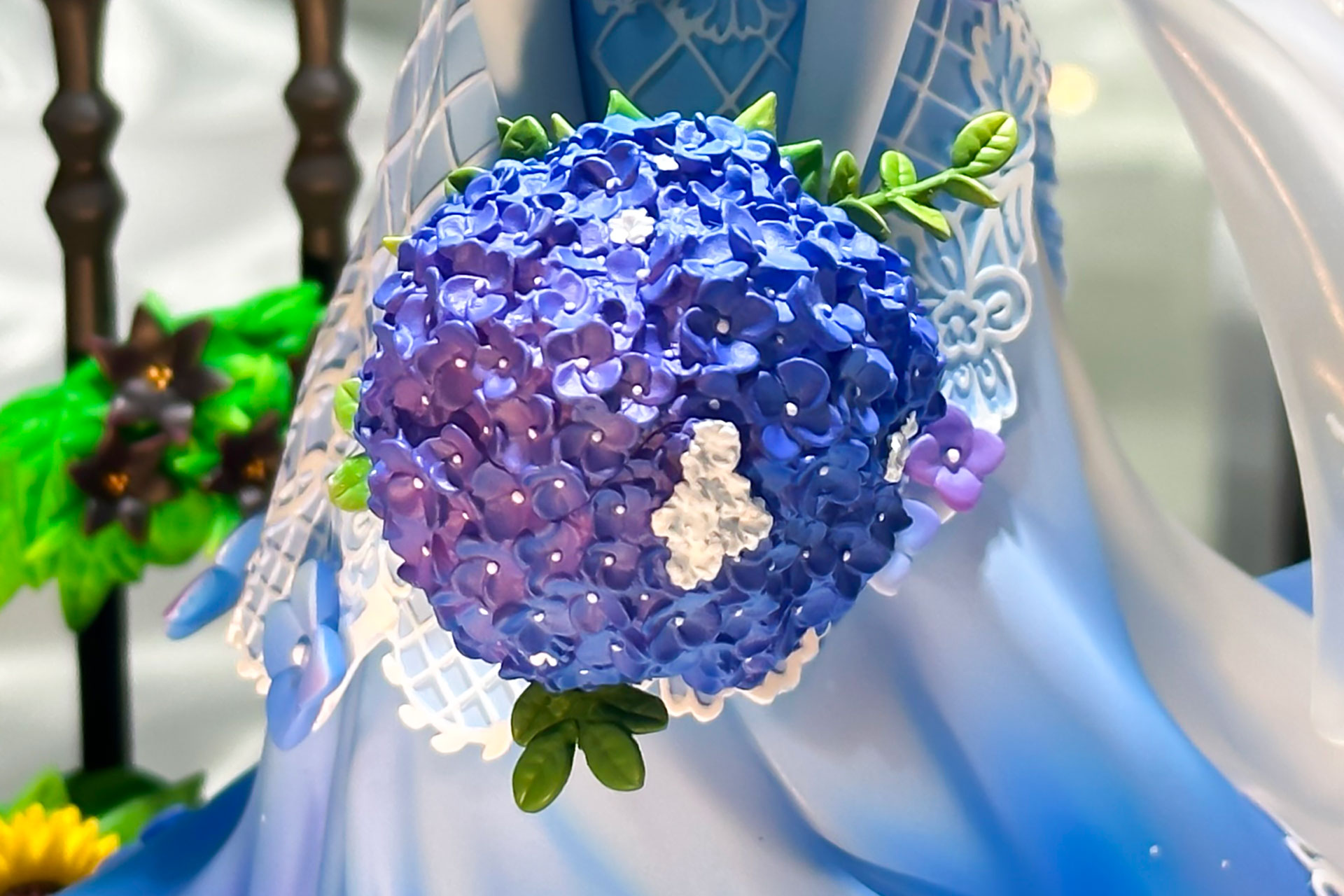 手に持った大きな紫陽花も印象的だ