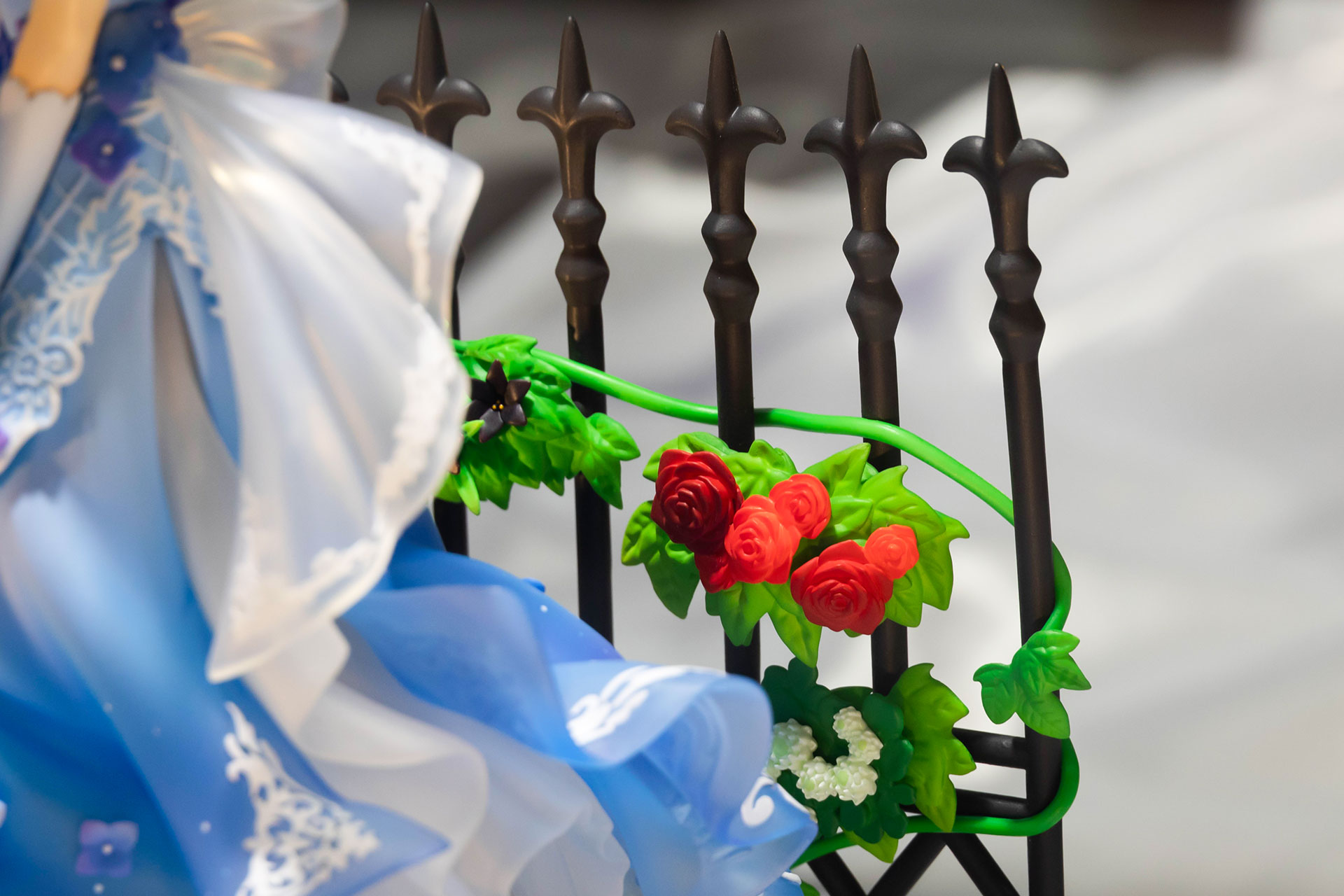 背面の柵には、薔薇の花が咲いている