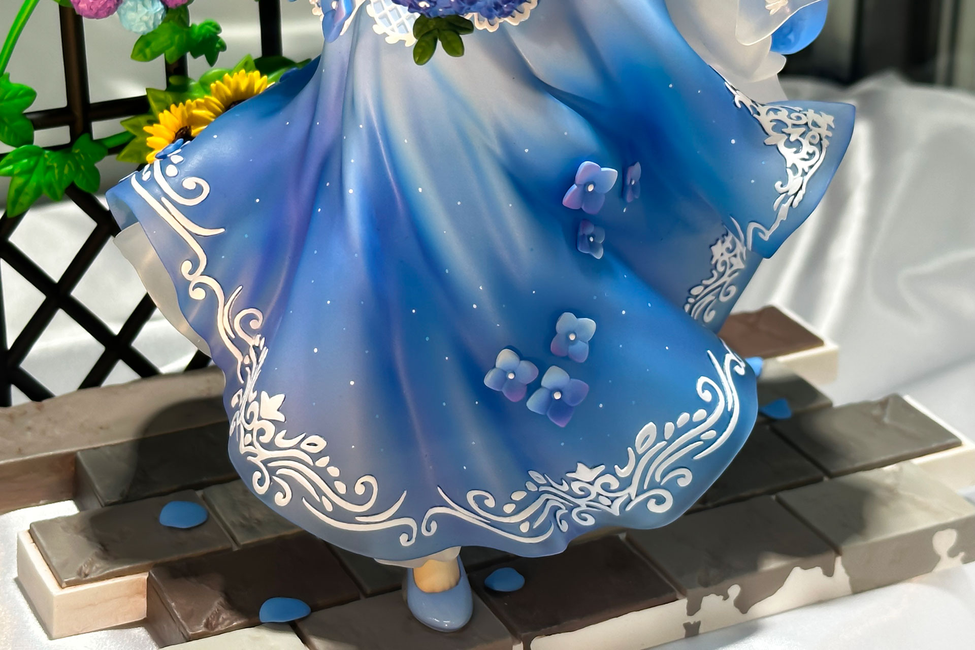 ドレスの裾部分には、派手な模様が描かれている