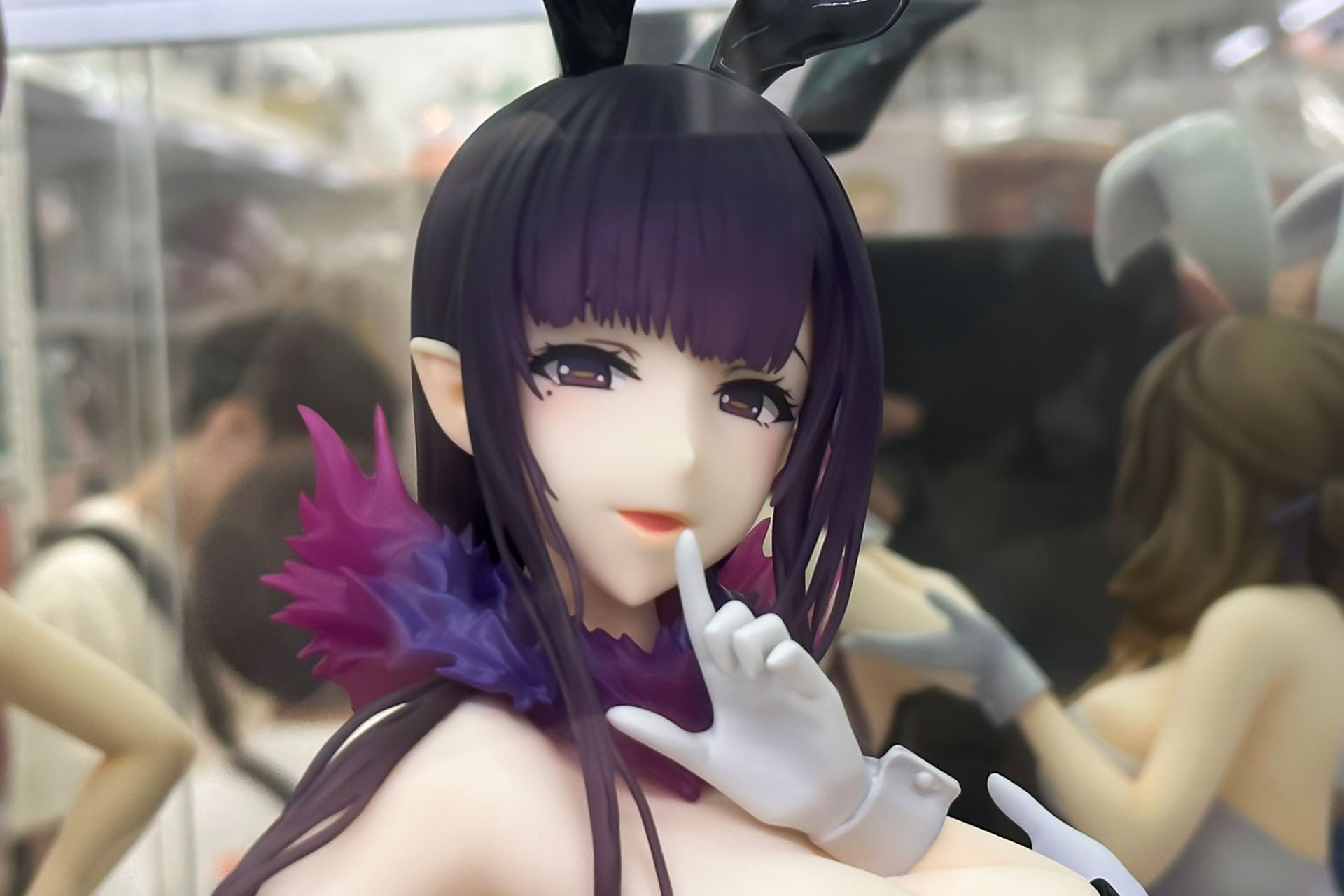 やや頬を赤らめた表情の千夜。目元の泣きぼくろがセクシーだ