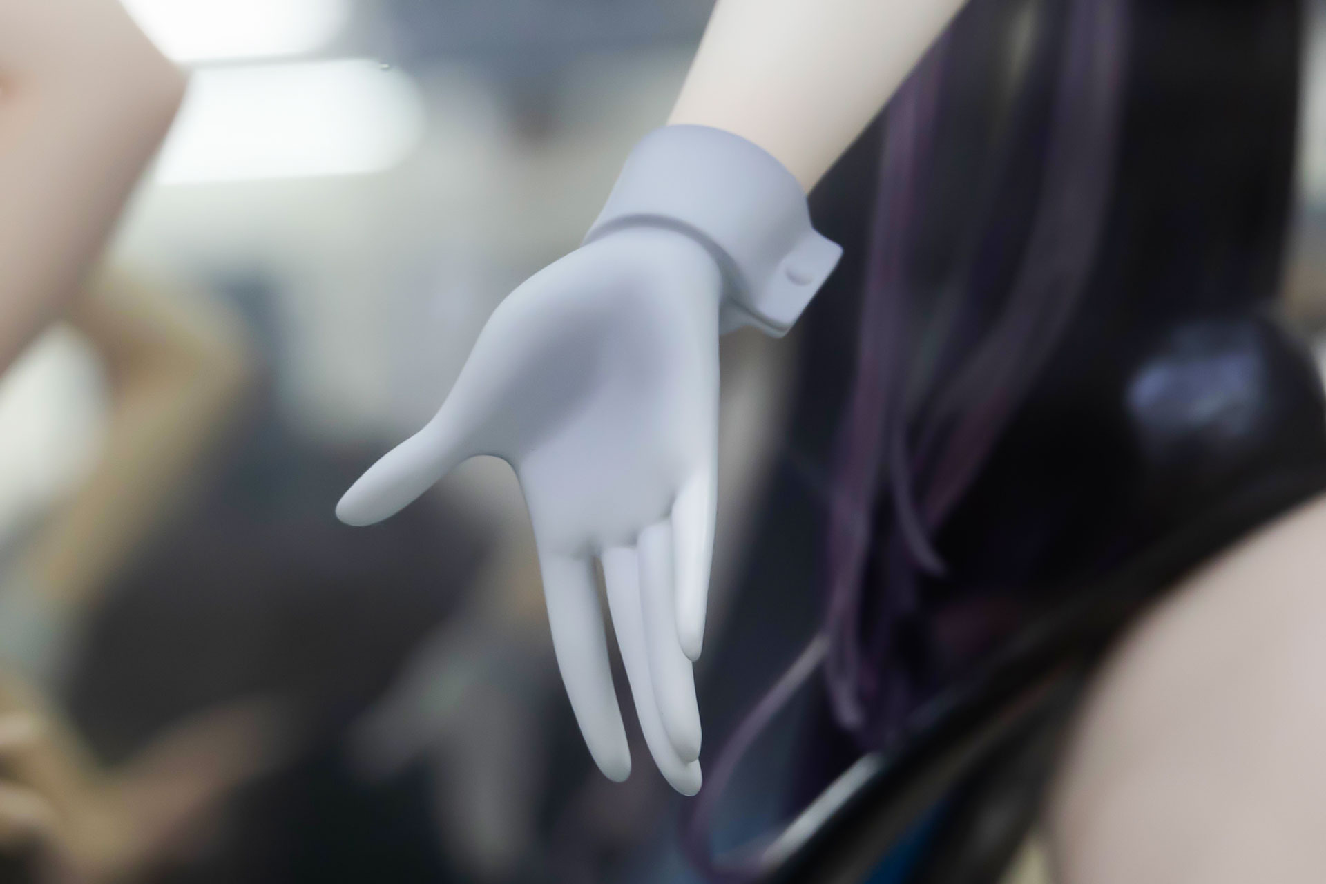 手元は白い手袋を身に付けている