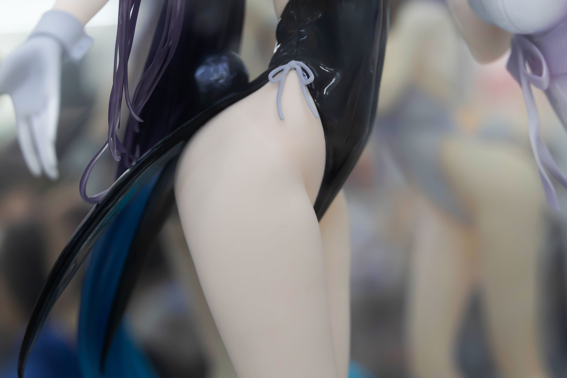 バニースーツ部分には、紐など細かなアイテムが付けられている