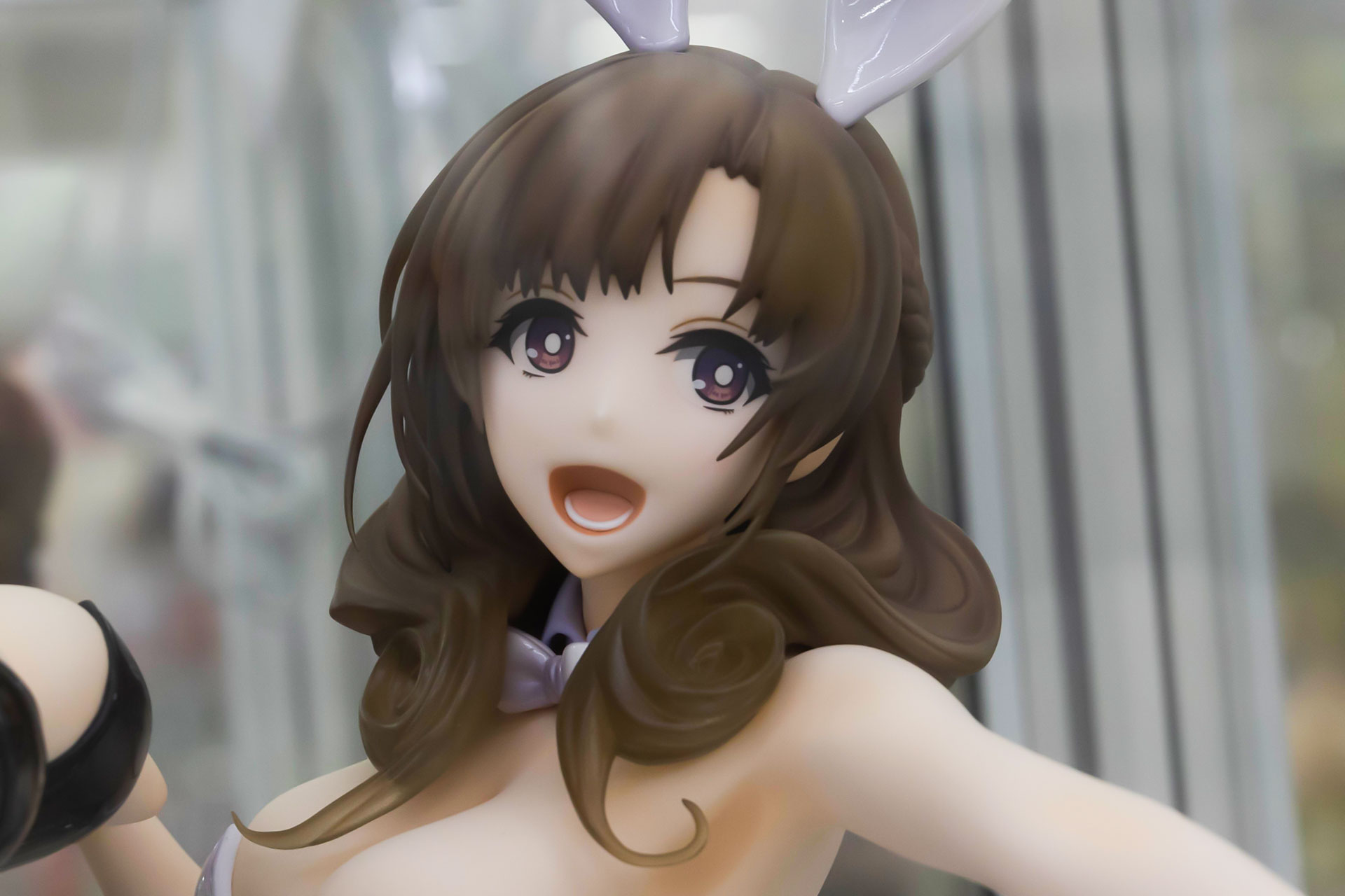 髪はクリアパーツが使用されており、毛先に描けて透明感のある仕上がりになっている