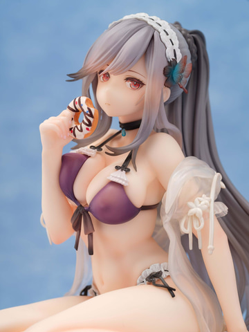 アズールレーン」より砂浜でドーナッツを頬張るダンケルクの