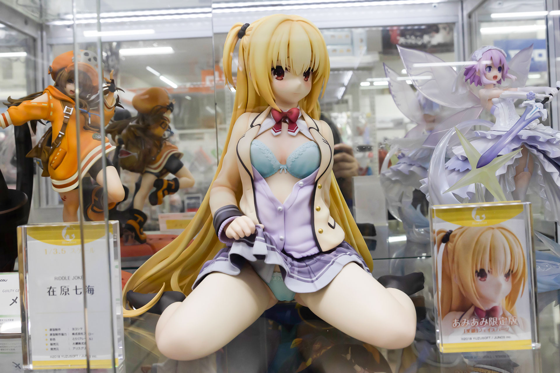 展示では台座なしだが製品版では専用台座も付属する予定