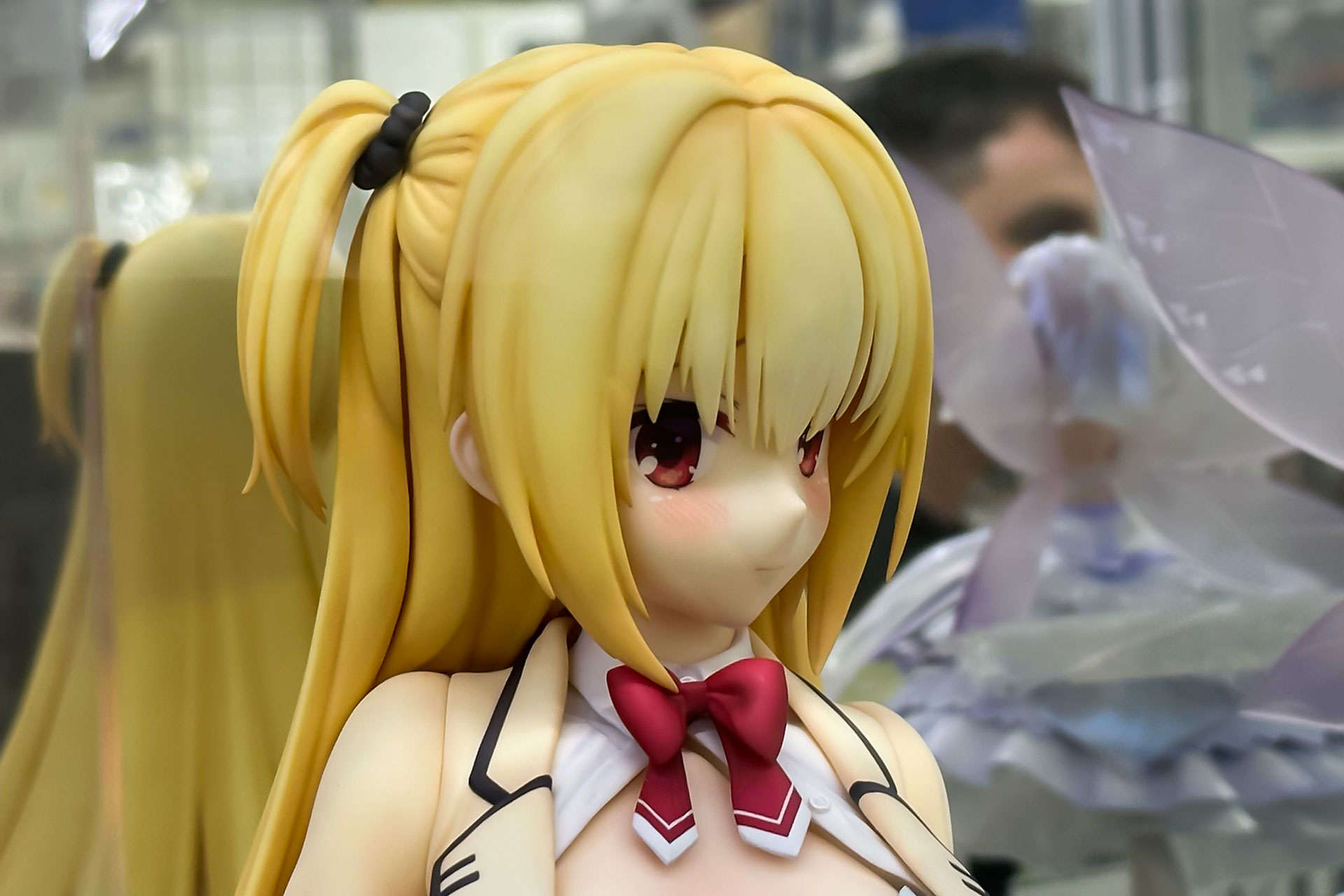 髪は黄色を基調にしながら、細かく塗り分けられている