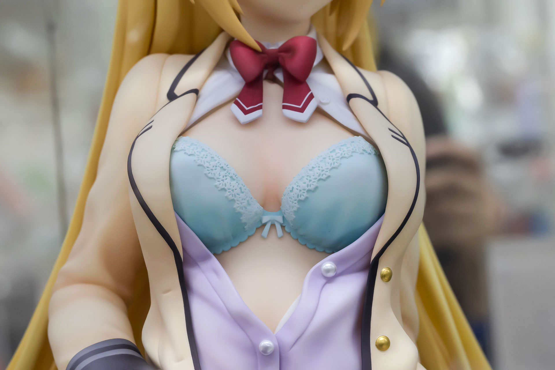 胸元はなぜかはだけて下着が見える姿に