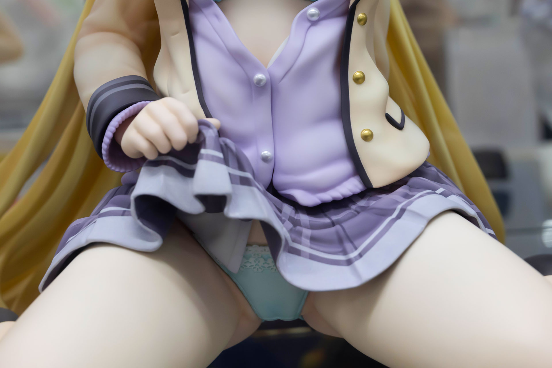 洋服や手で持ち上げたスカートのしわなどの表現力も素晴らしい