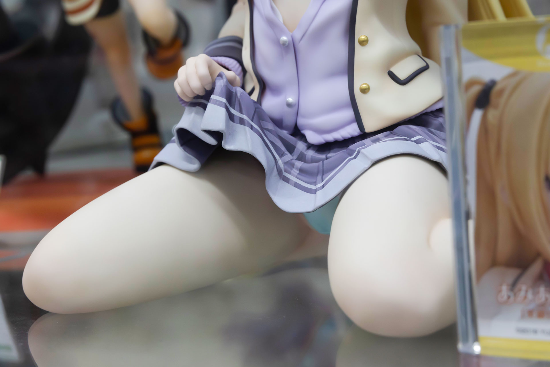 白い太ももが、なんともなまめかしい