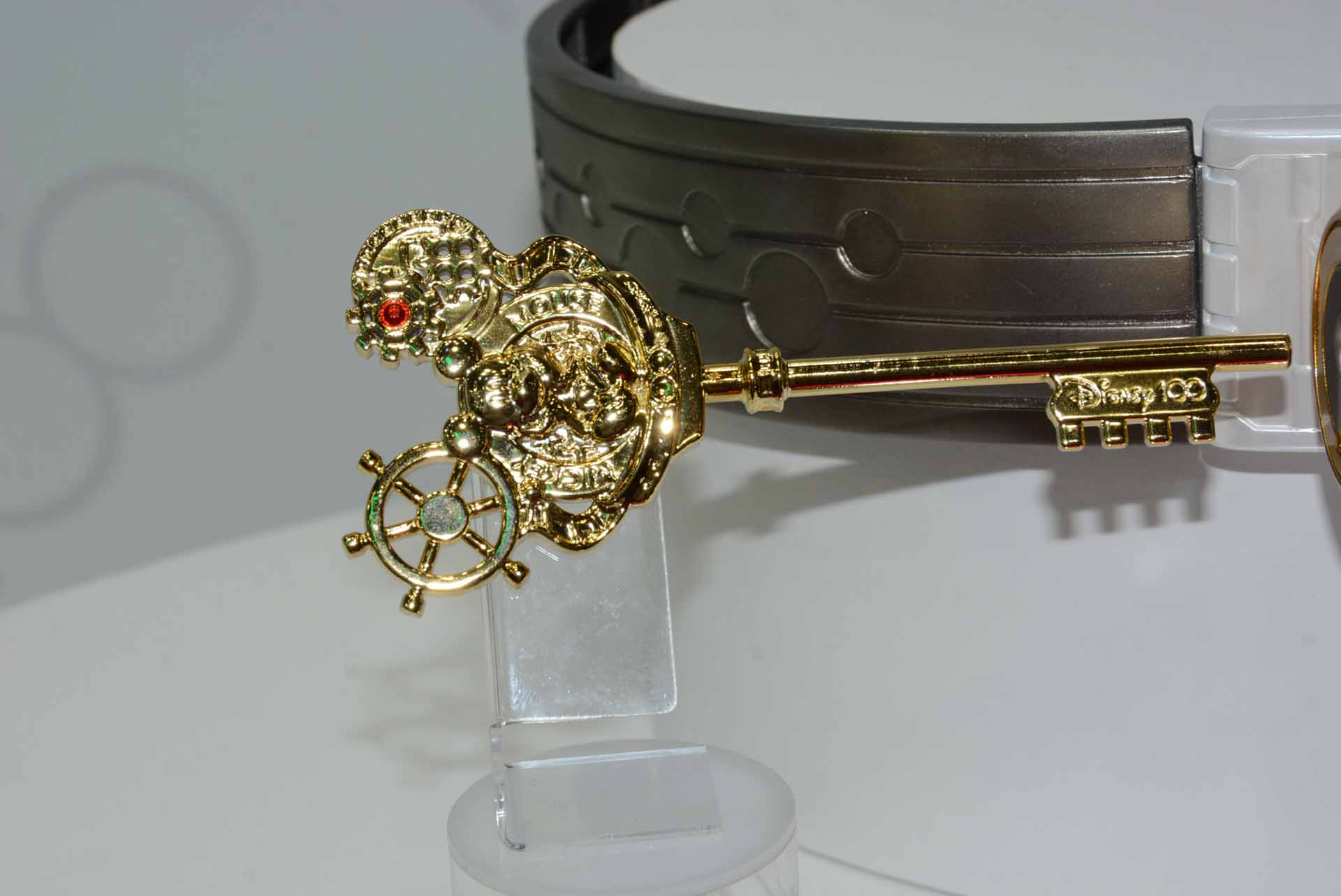 挿し込まれるキーも非常に凝っている。この鍵が挿し込むことでバックルが"開く"とのことだ