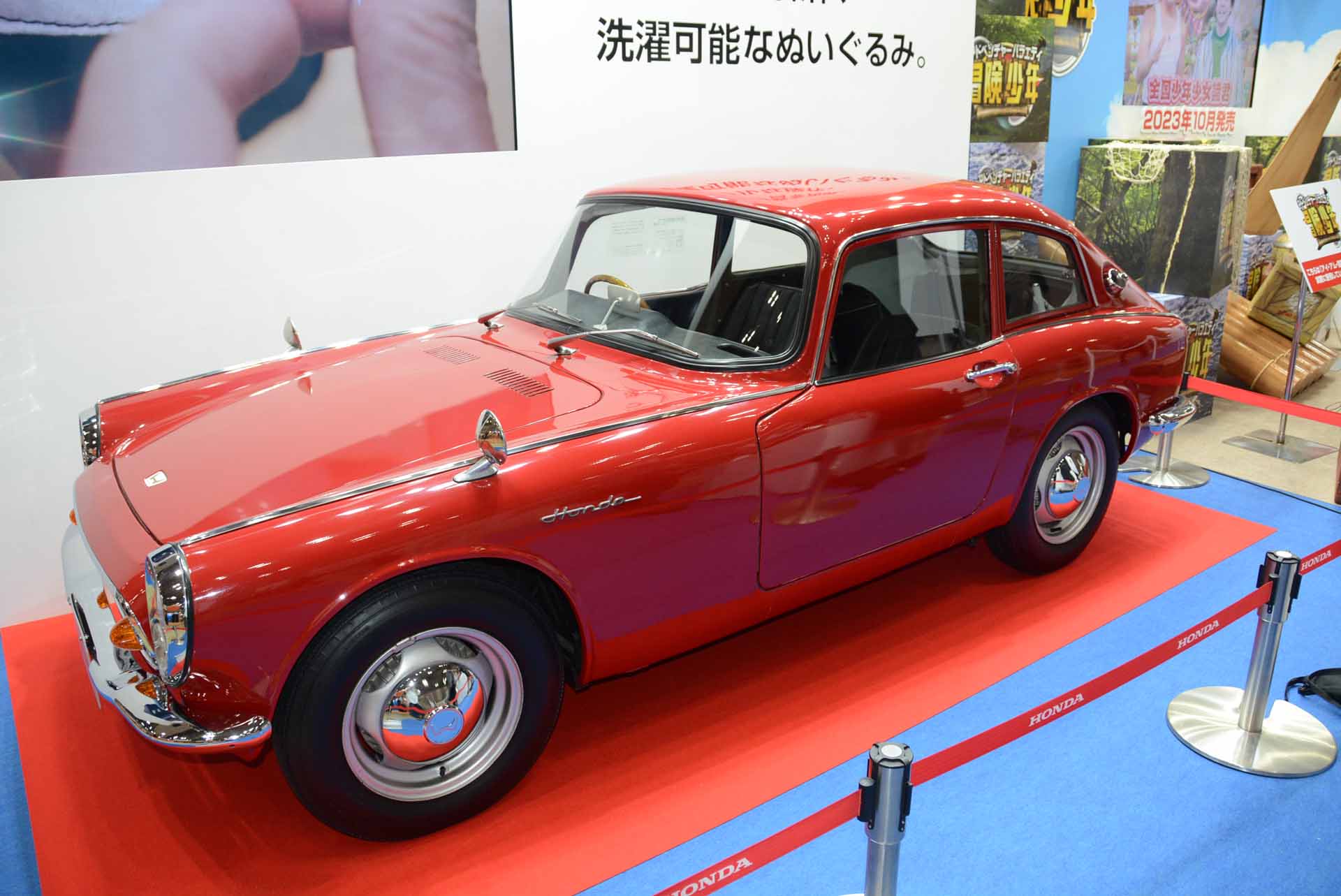ぬいぐるみの外観のモデルは「ホンダS600クーペ」。会場で実車展示されていた