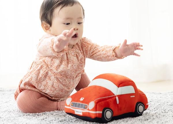 商品イメージ。ぬいぐるみが発するエンジン音は、赤ちゃんを笑顔にする