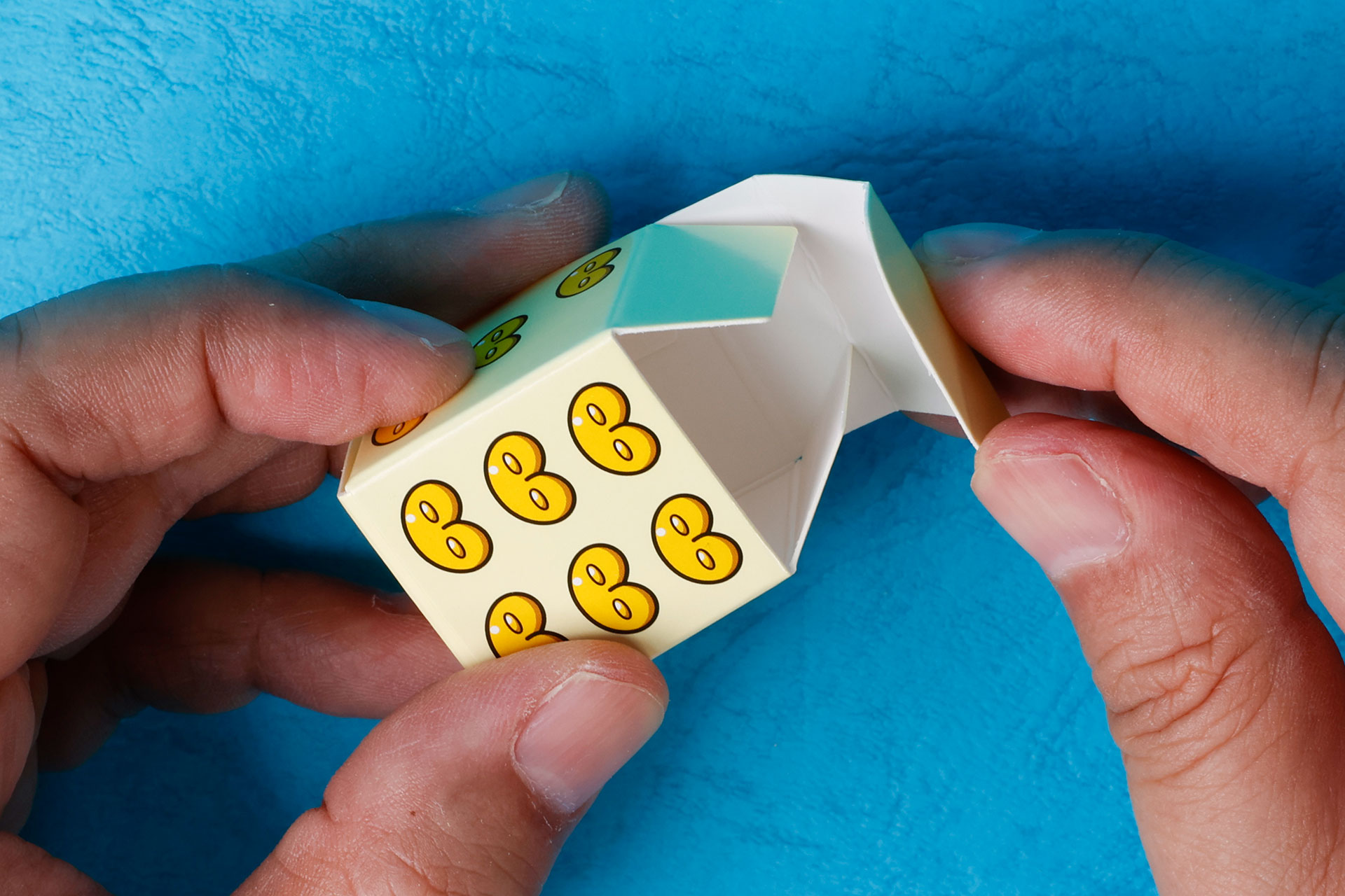 遊ぶ前に付属のサイコロを組み立てていく