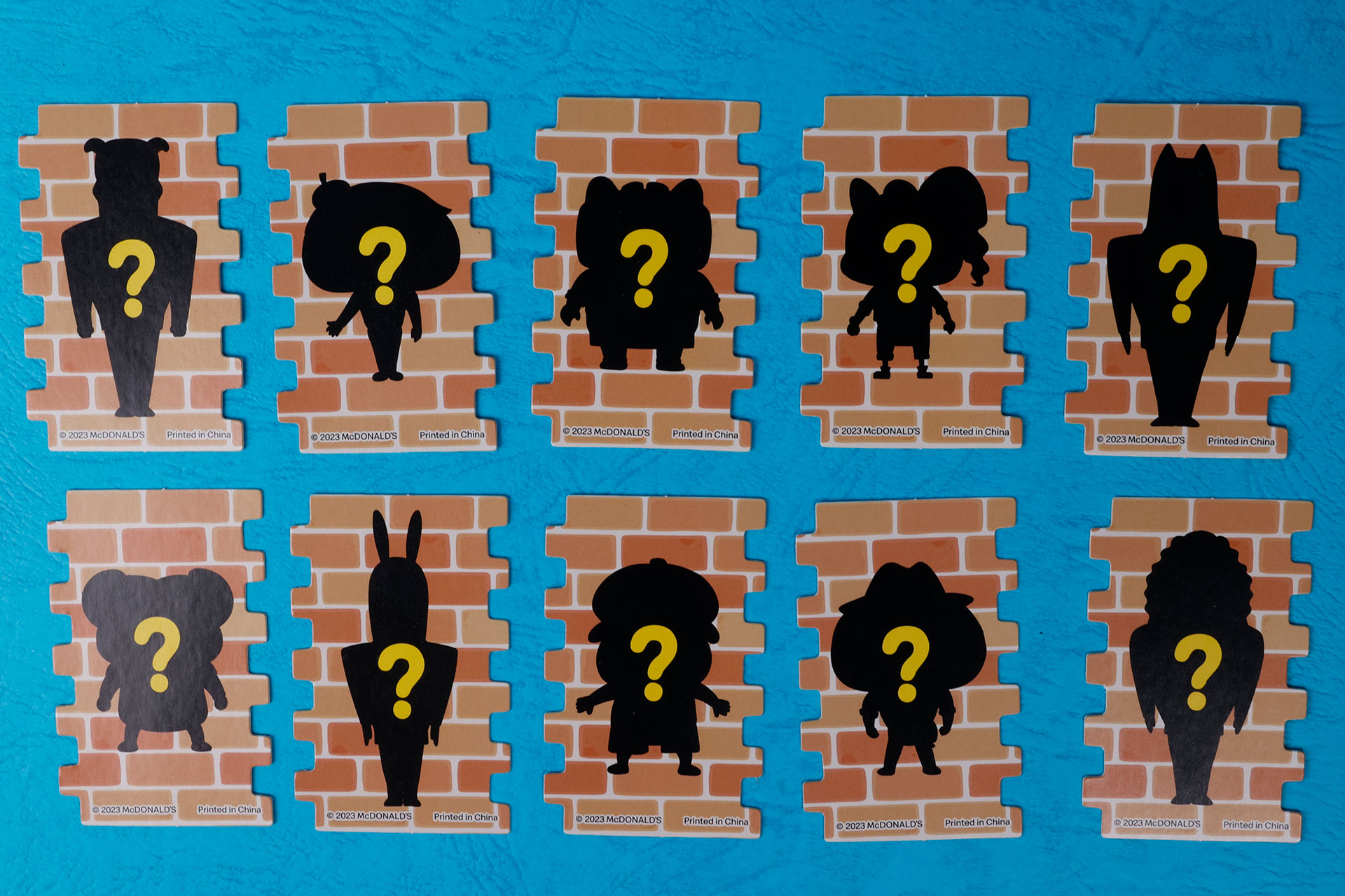 カードにはキャラクターのシルエットが描かれている