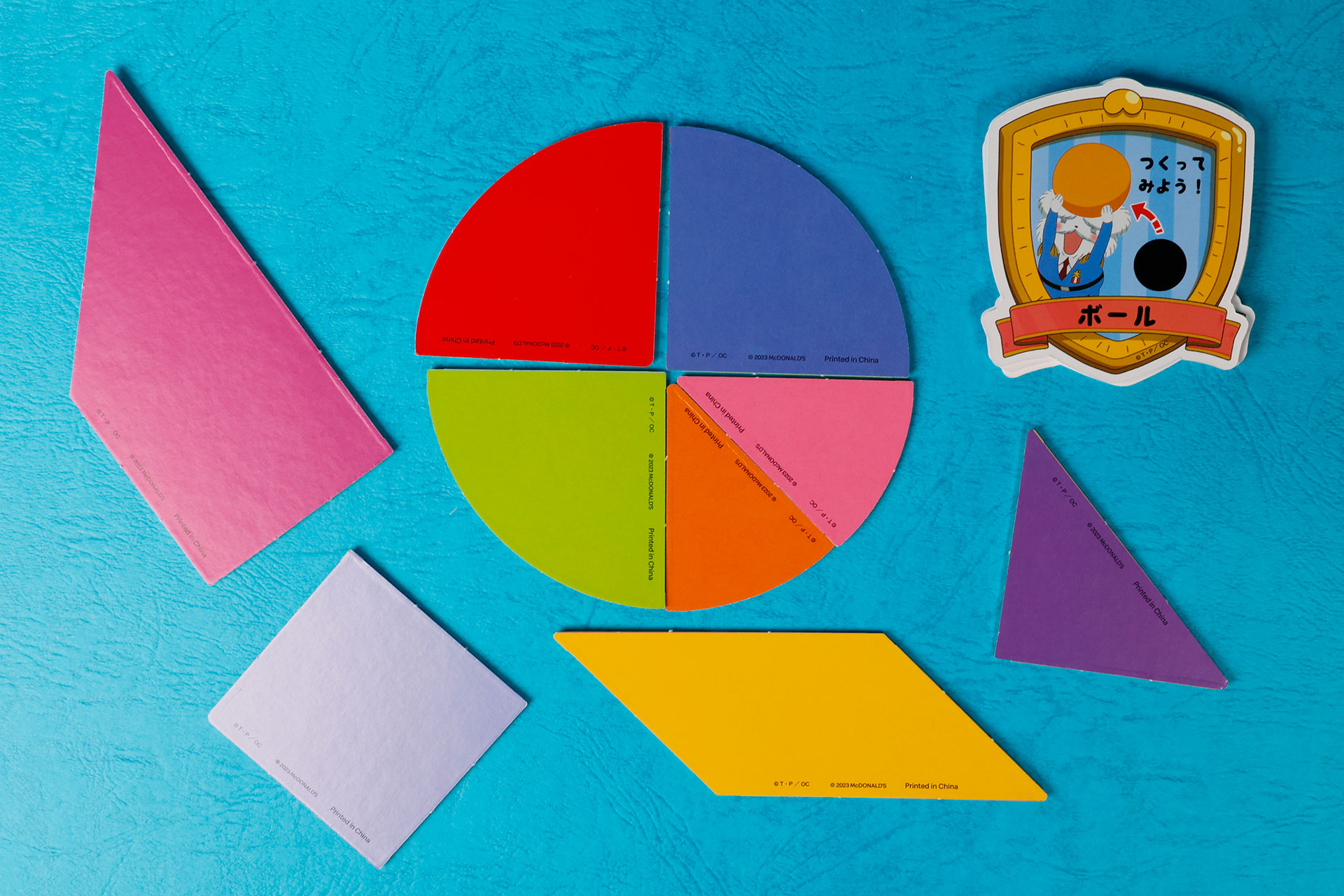 クイズカードには図形が描かれているので、同じものを作り上げよう