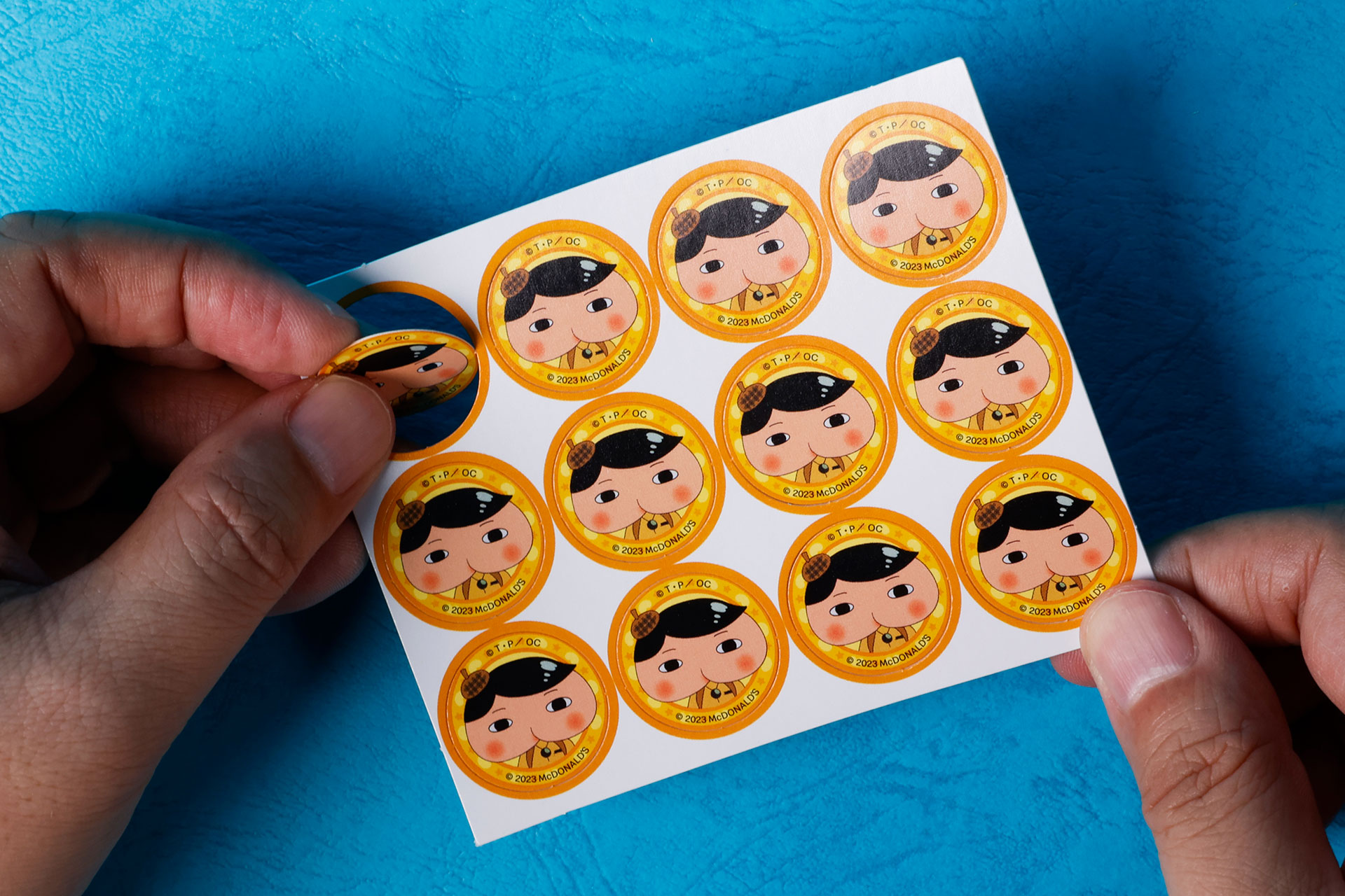 リバーシで使用するゲームピースを切り離していこう