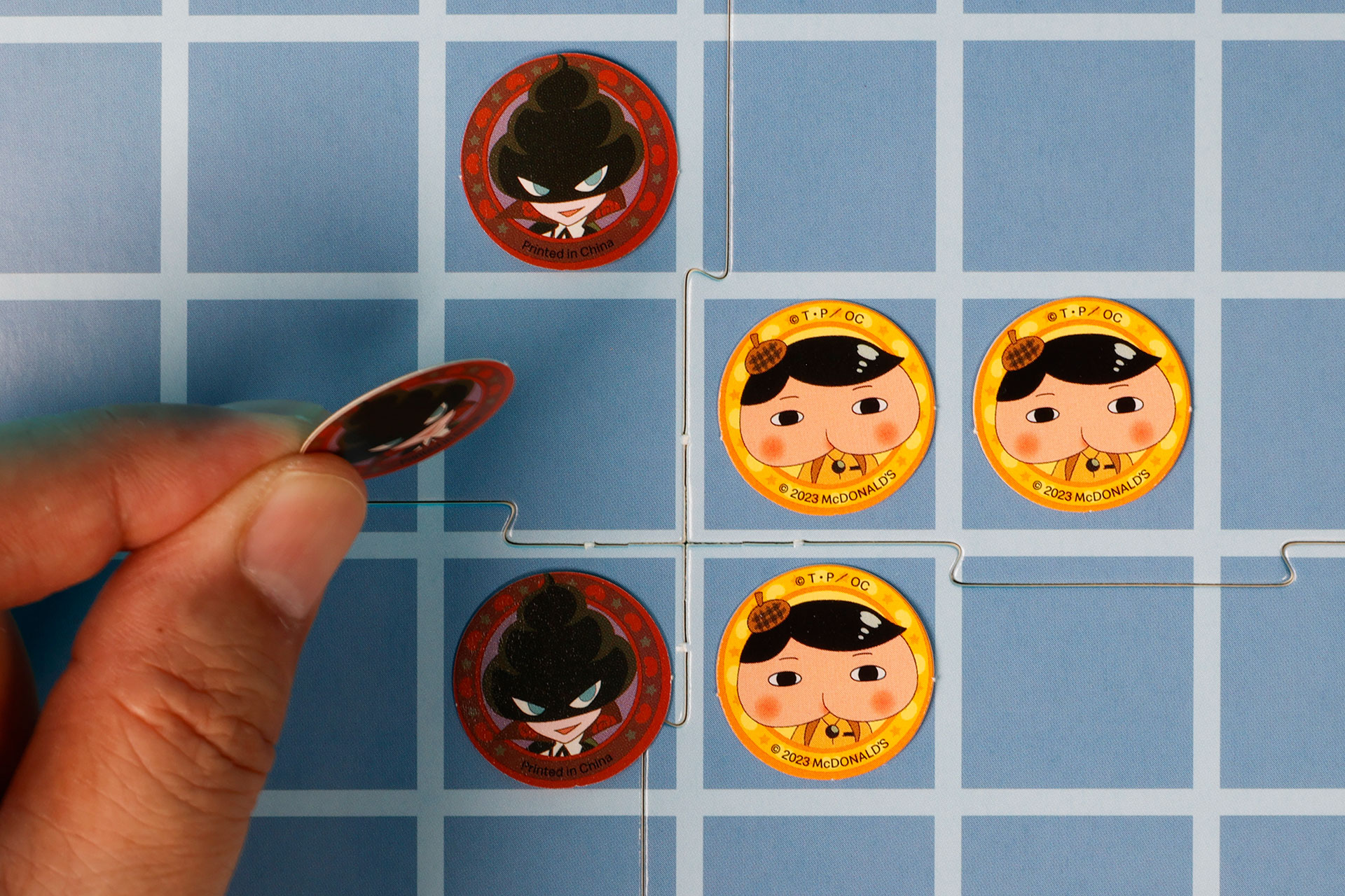 相手のゲームピースを挟むと、裏返すことができる