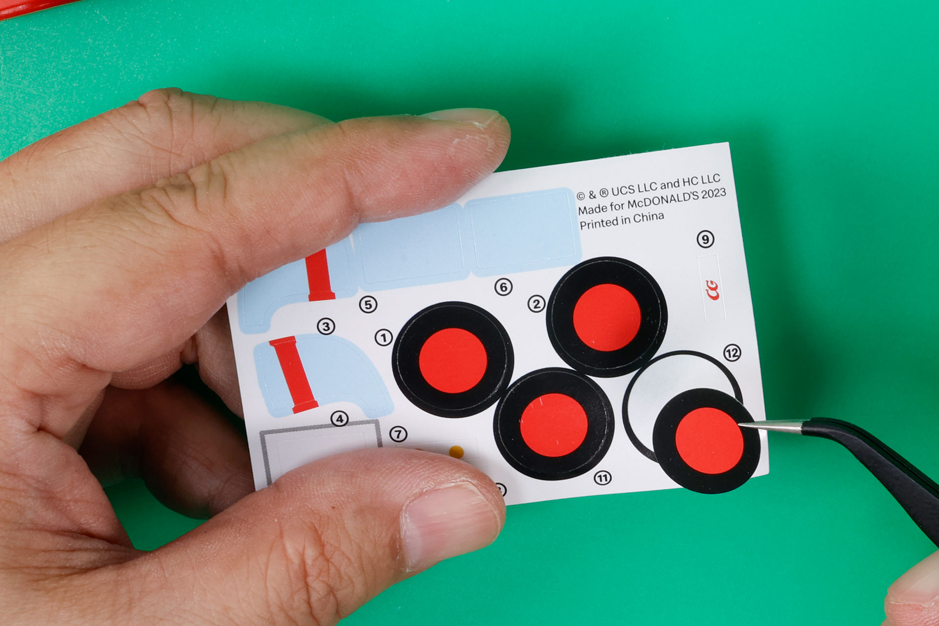 まずはシールをおもちゃに貼っていこう