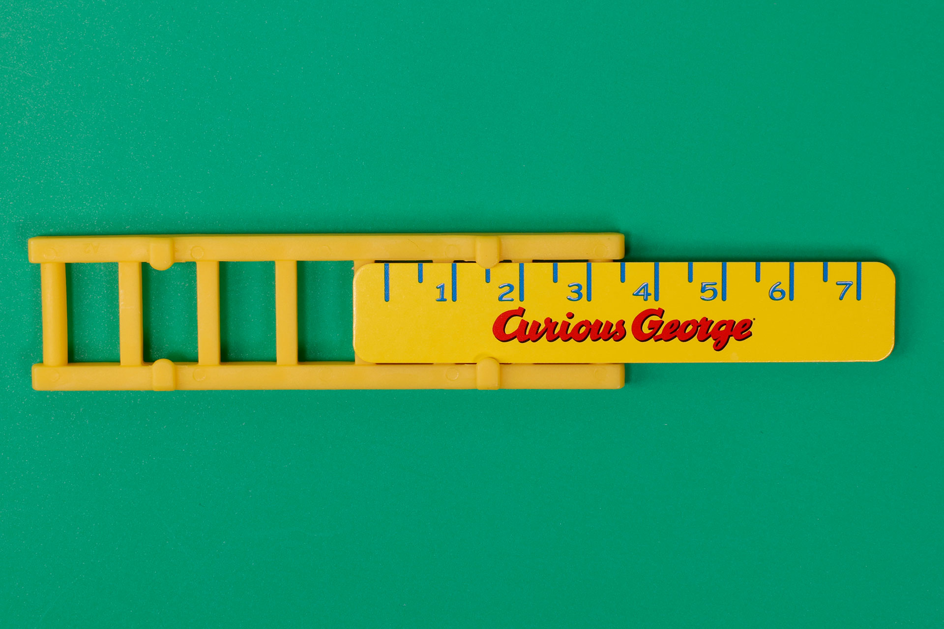 はしご部分に紙製の定規を差し込む