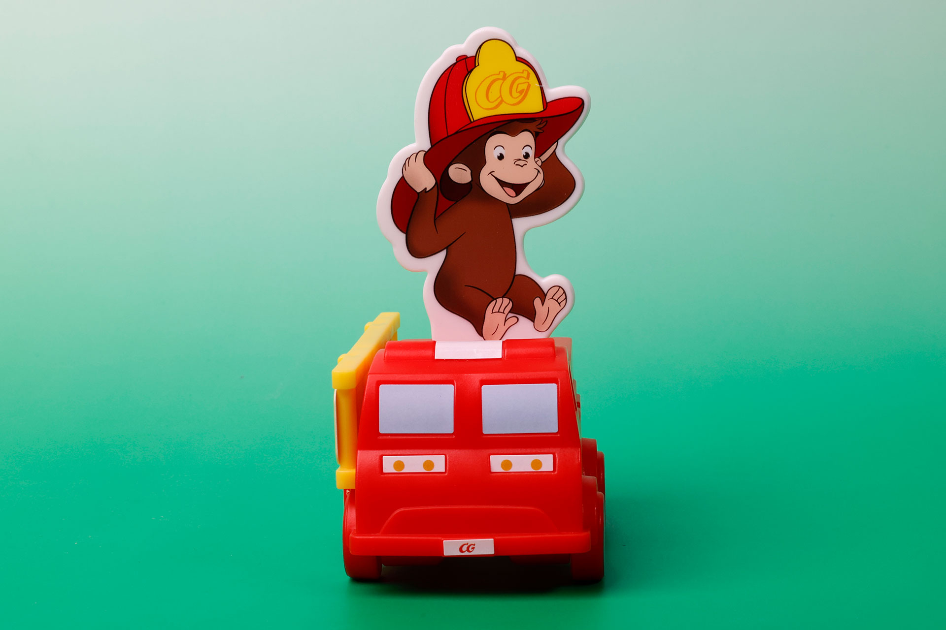 レスキュー車の上に乗って喜んでいるジョージがかわいらしい