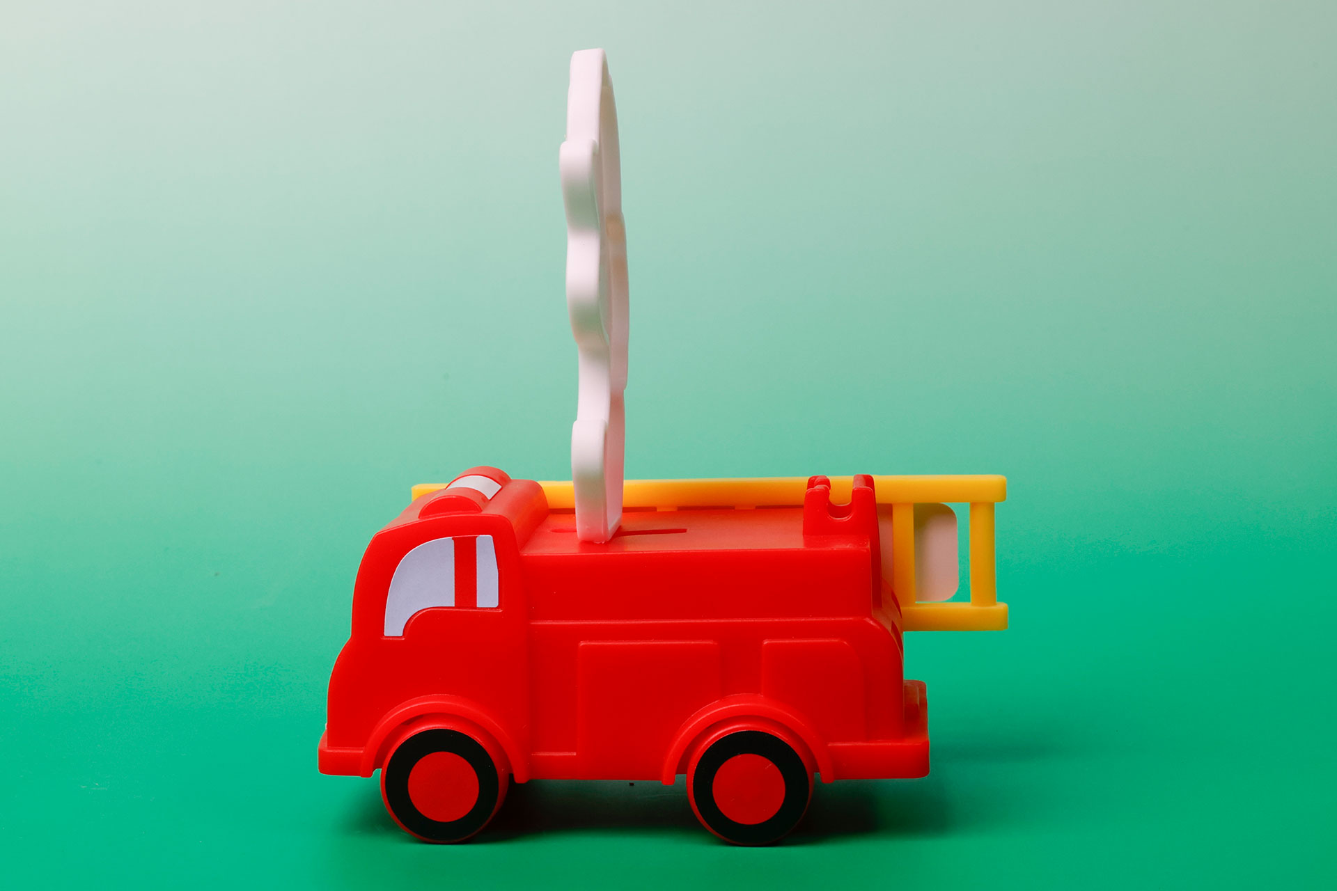 窓やタイヤはシールで再現したものだ