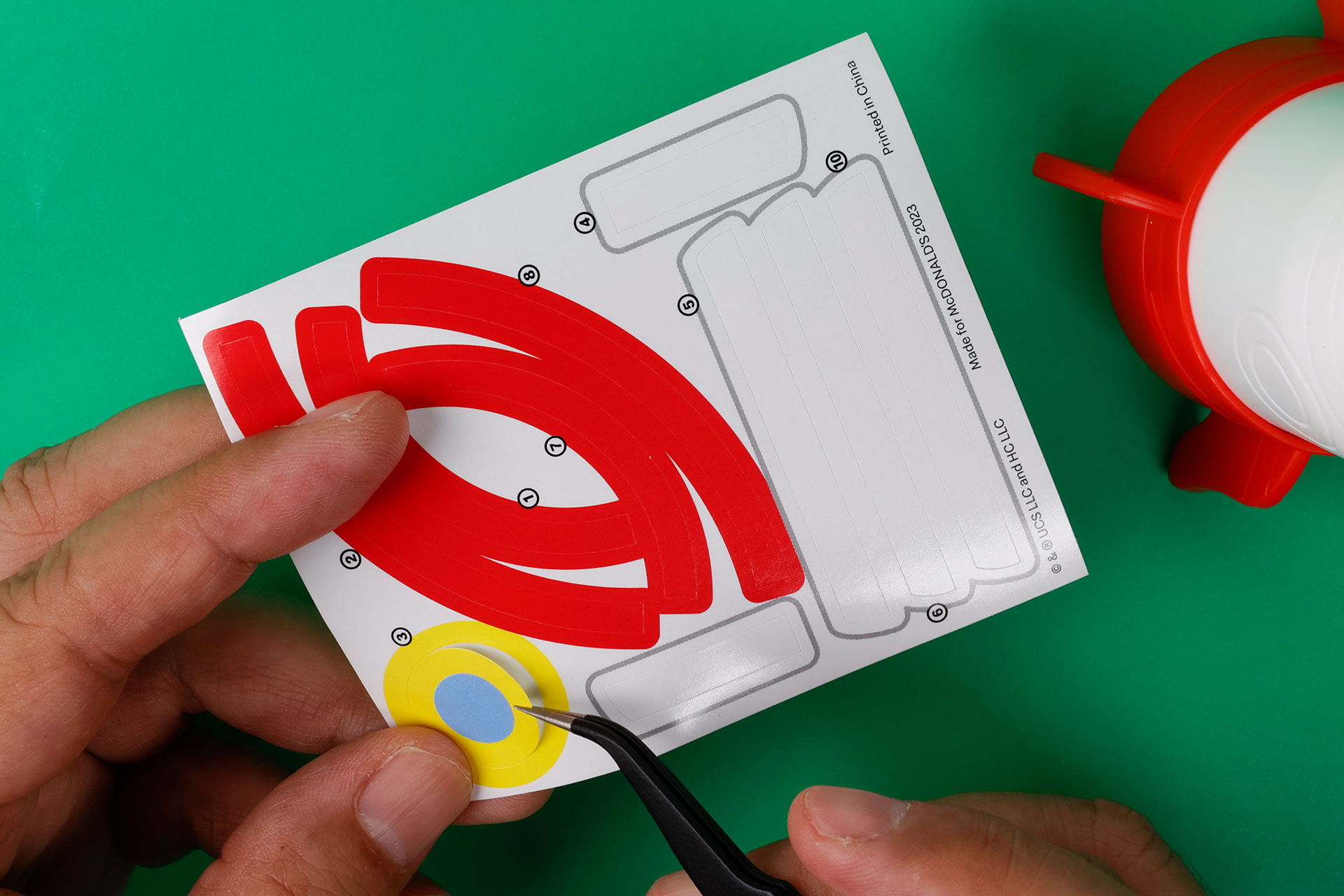 おもちゃで遊ぶ前に、シールをロケットに貼ろう