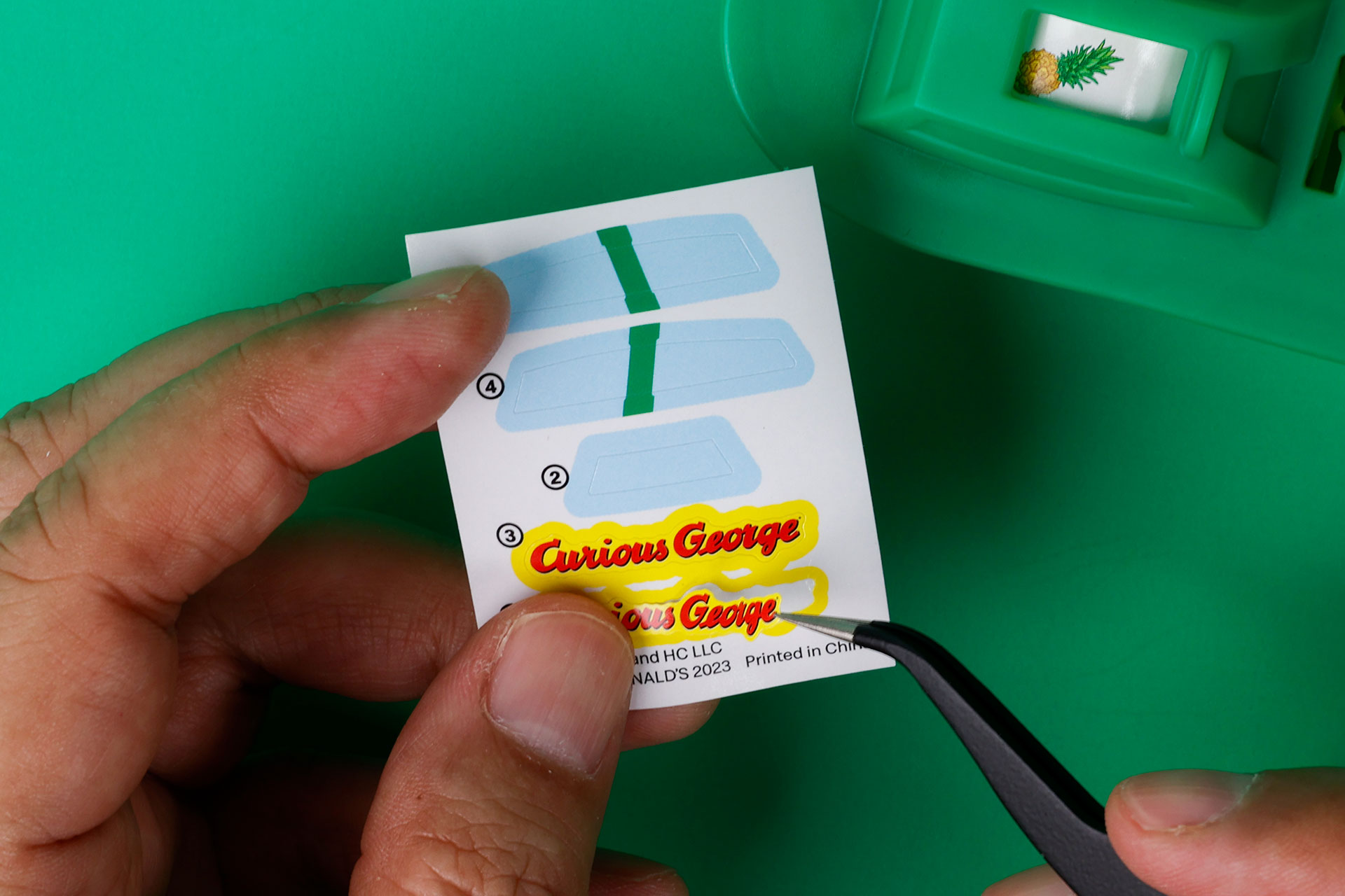 まずはボートにシールを貼っていこう