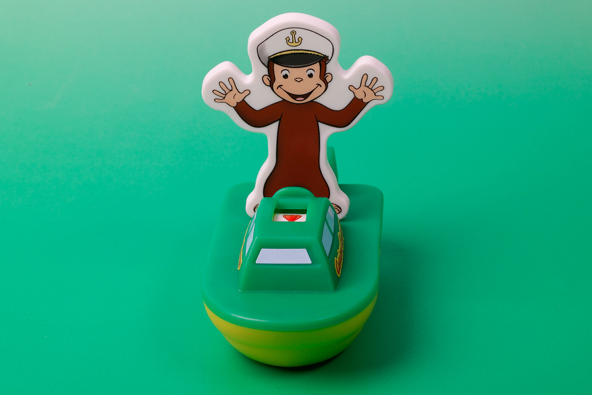 両手を広げてはしゃいでいるジョージ