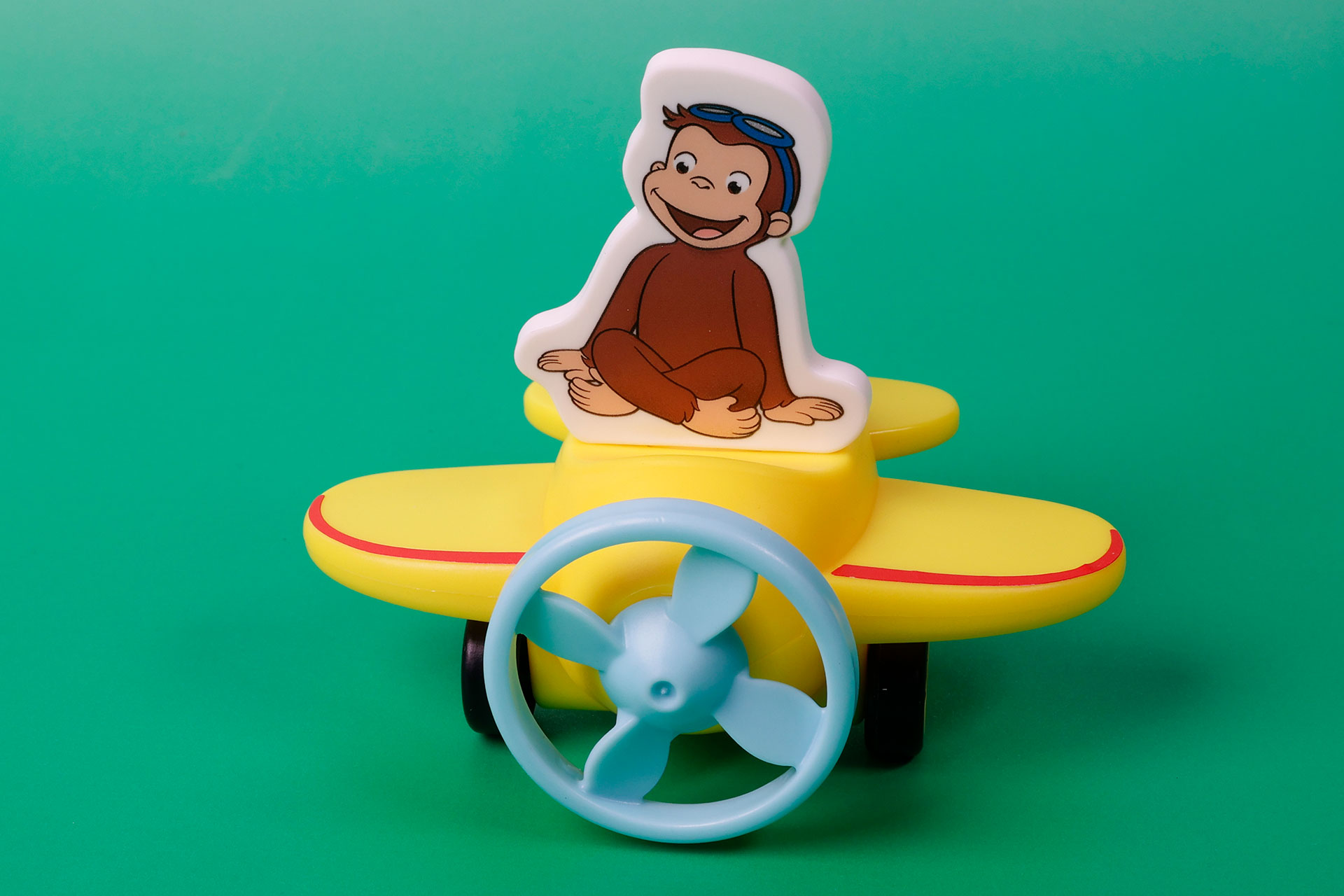 飛行機の上に、ちょこんと座ったかわいいジョージの姿